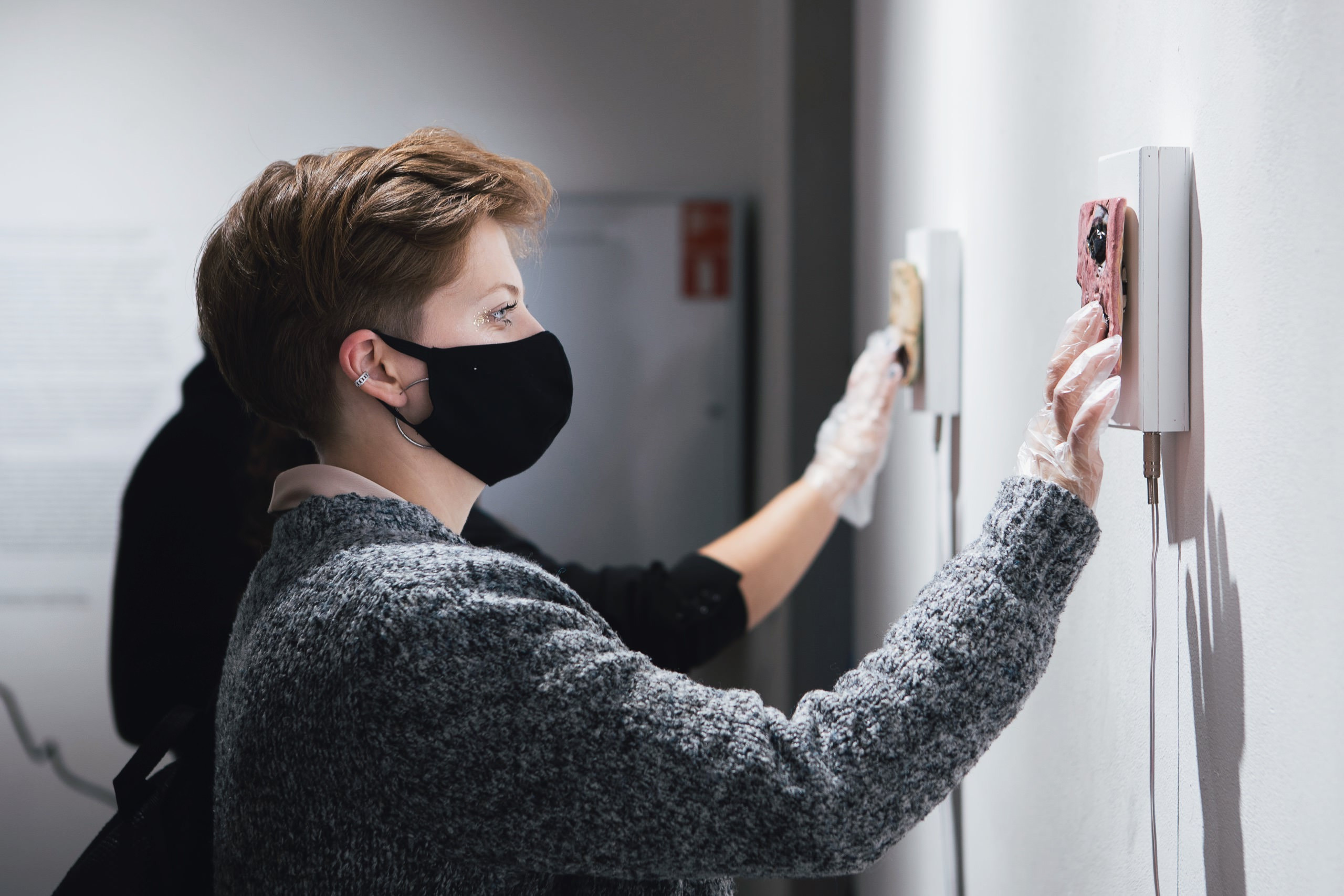 девушка в маске и одноразовых перчатках в музее