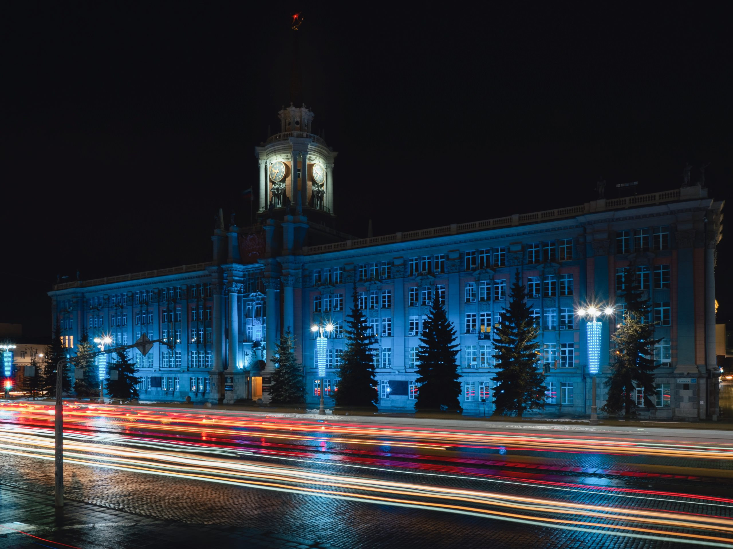 здание администрации города екатеринбурга ночью