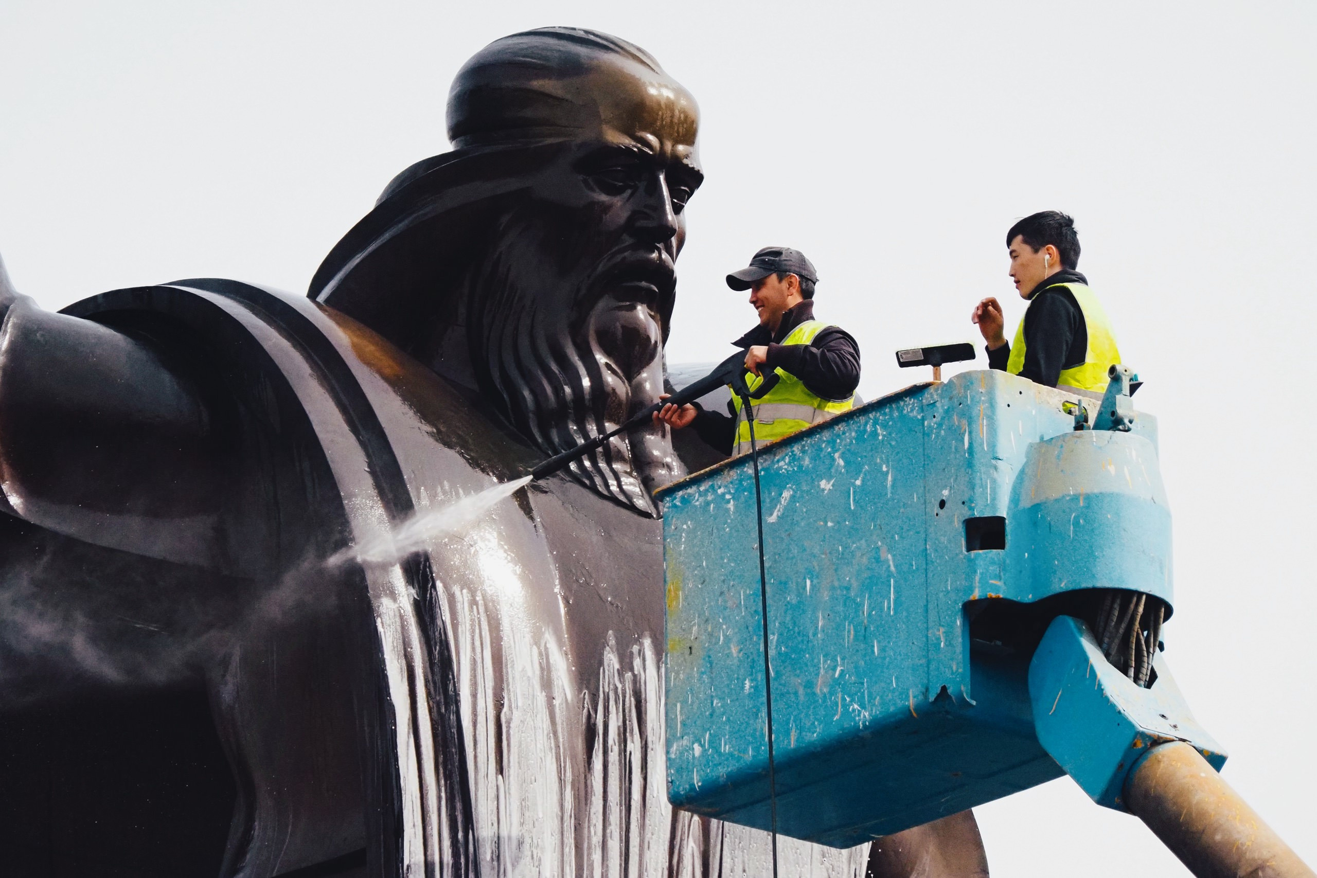 коммунальщики отмывают памятник от голубиного помёта