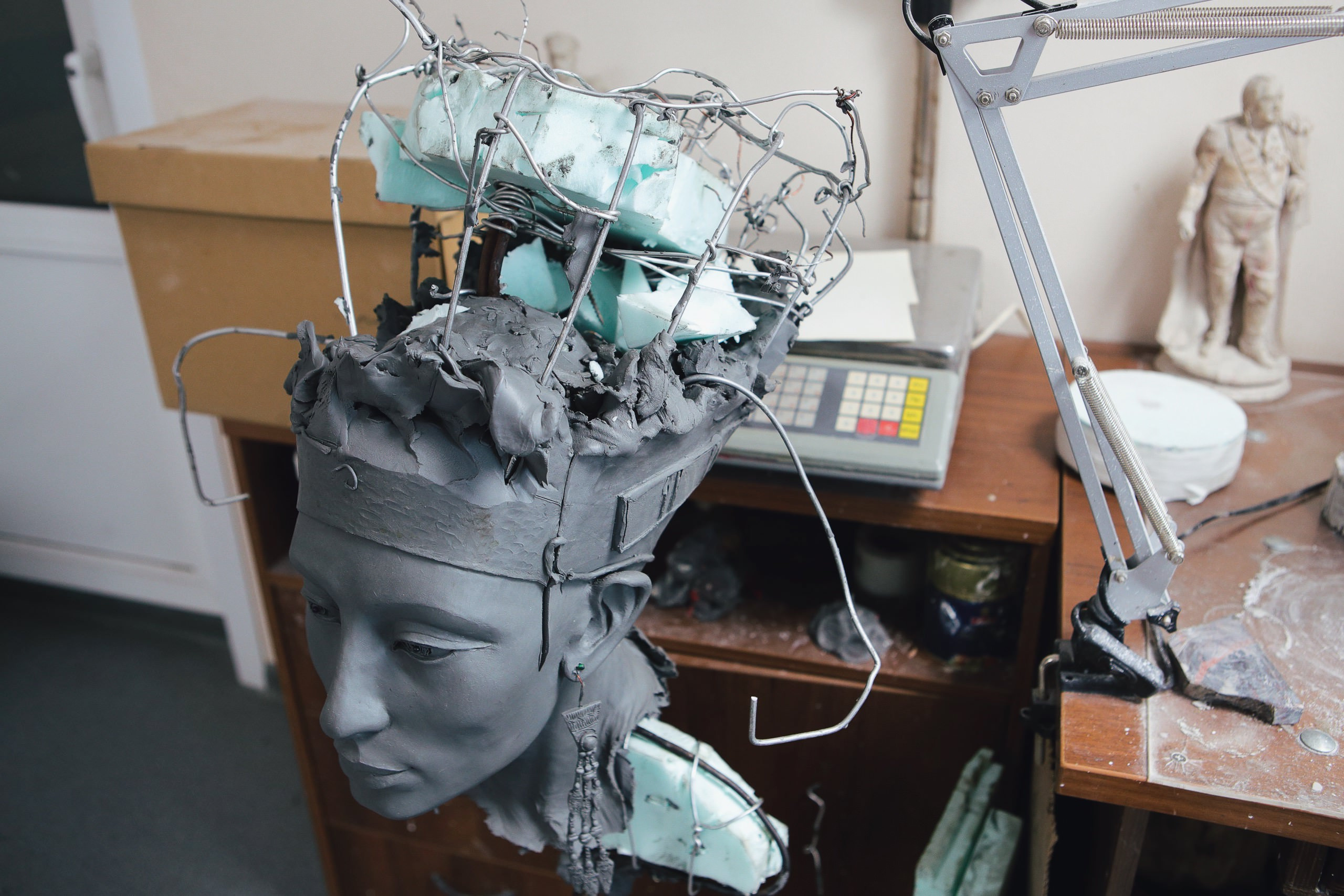 подготовка скульптуры, лепка из пластилина по каркасу