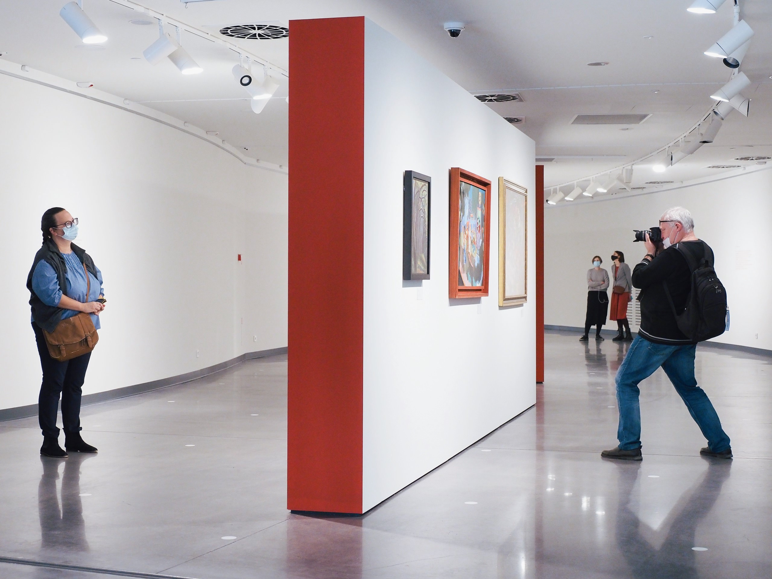 фотограф и модель на выставке художников