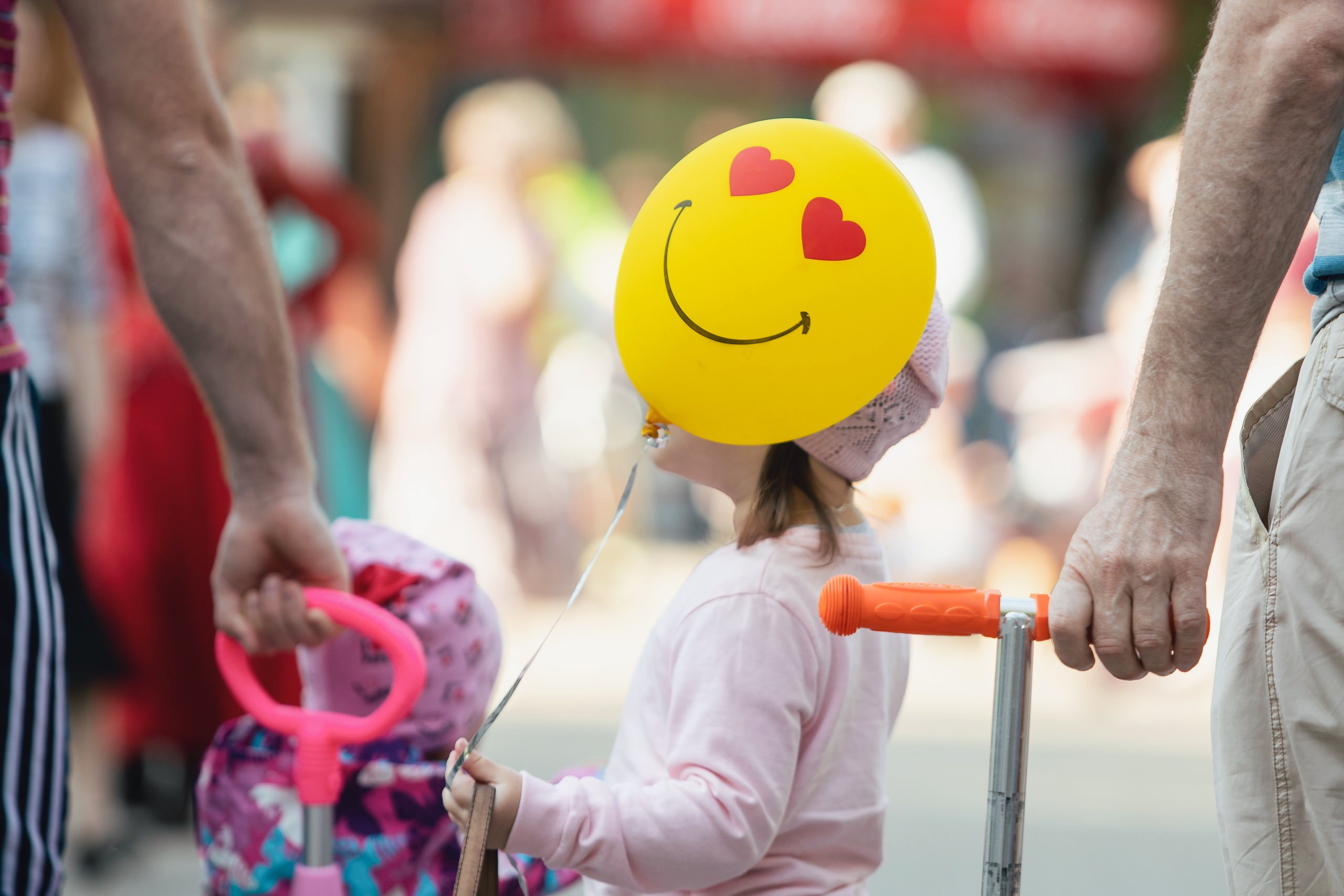 девочка и шарик со смайликом