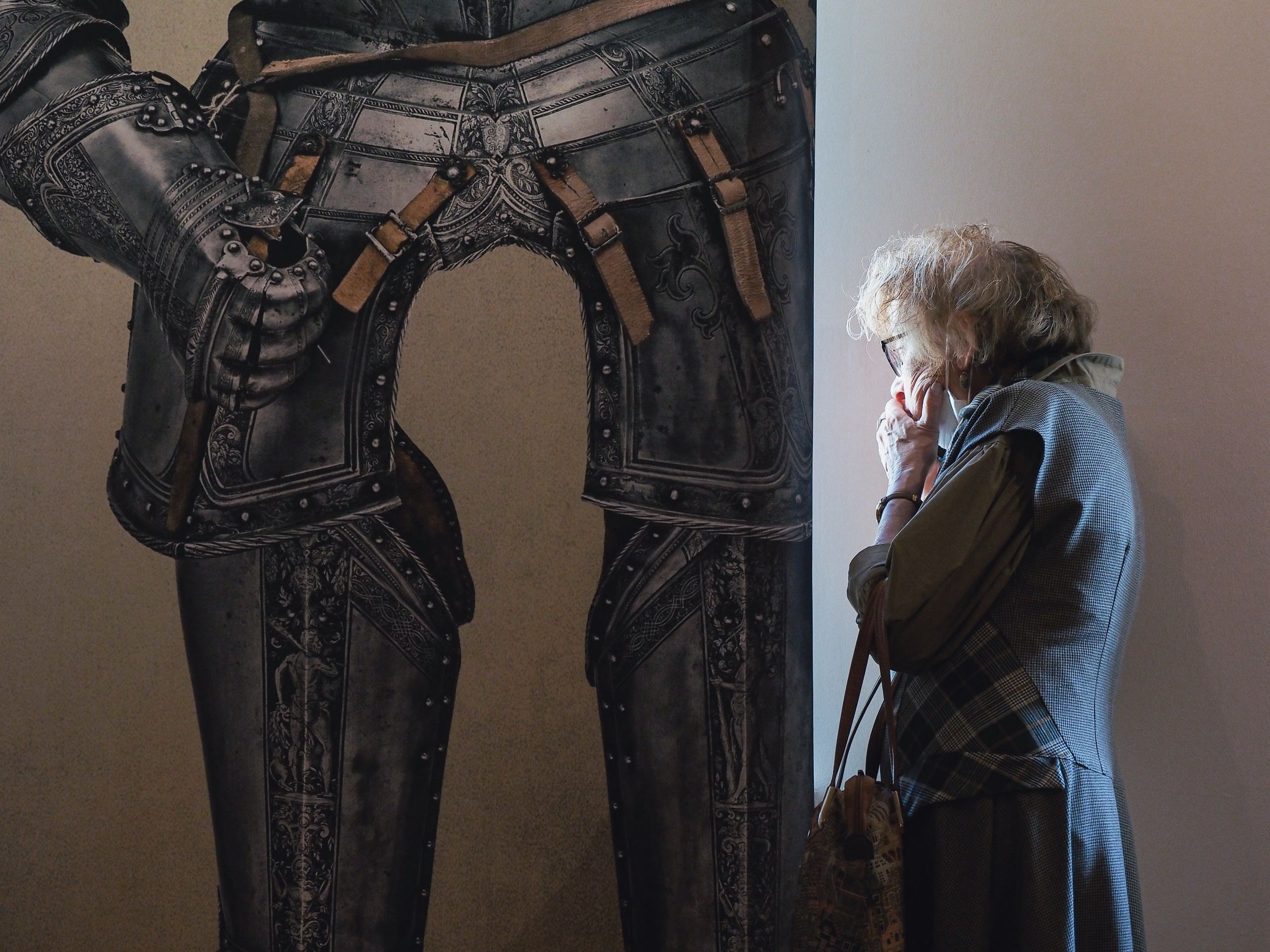 бабушка в художественном зале музея