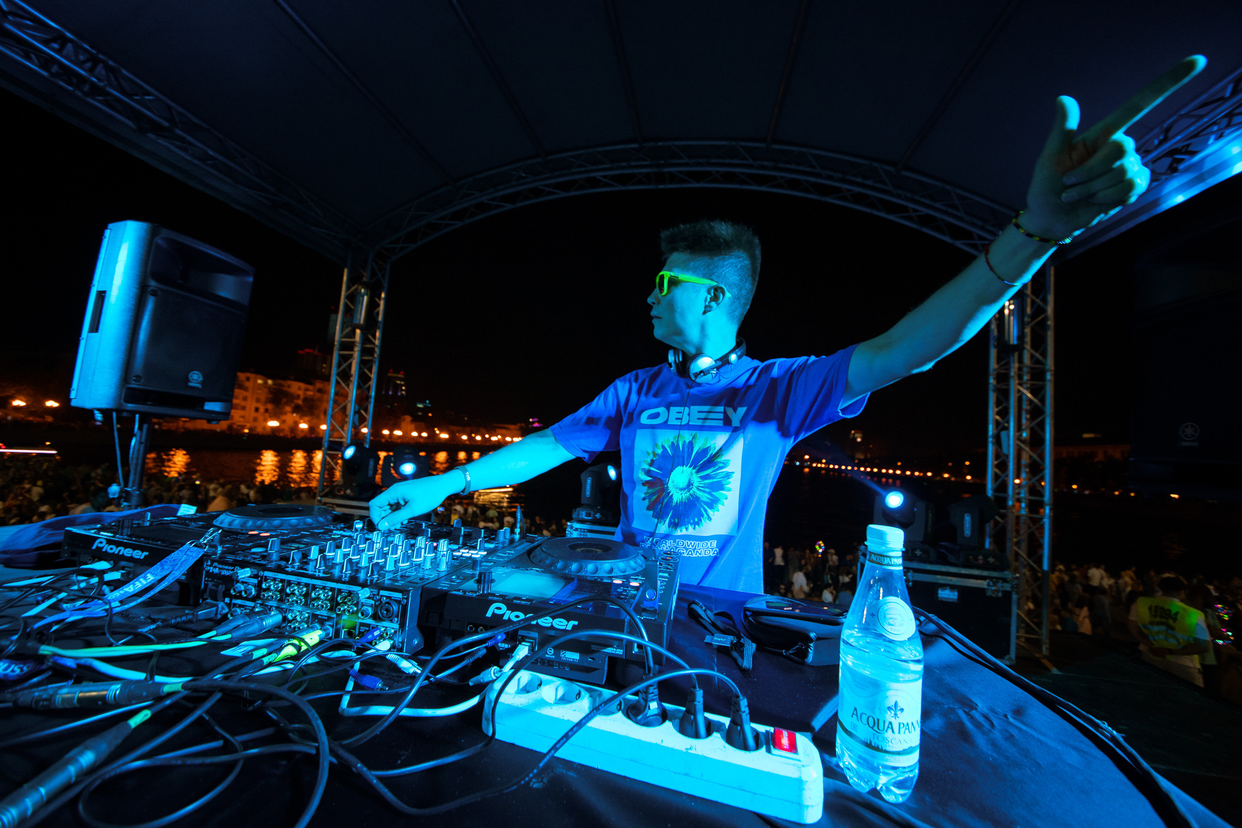 dj диджей крутит дискотеку