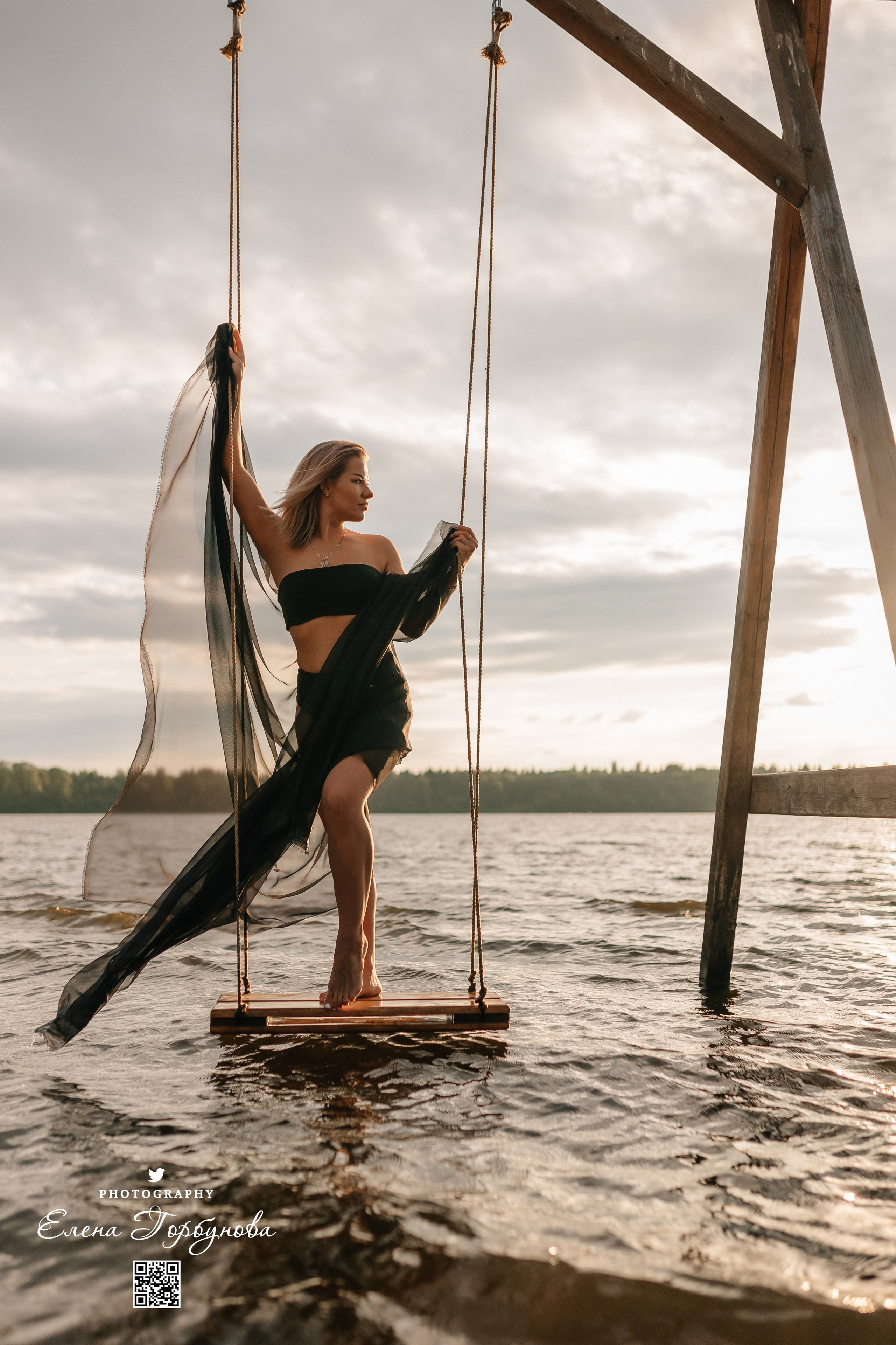 Черная серия с тканью. Набережная. Александра и Таисия. Июль 2025 г. Фотограф Пермь. Свадьбы. Семья и дети, школа, д. сад. Фотокниги