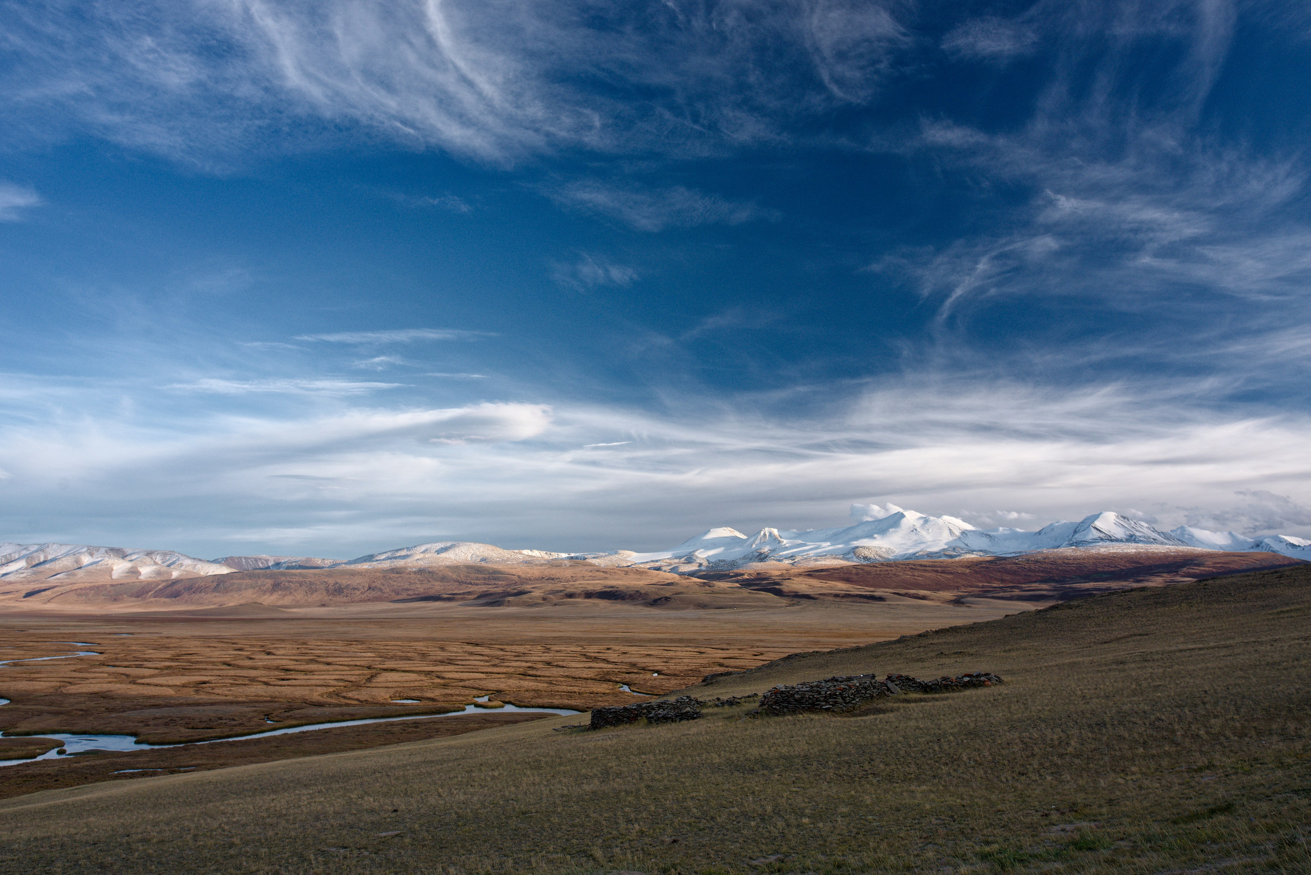 Закатный вид на пять священных вершин на плато Укок
