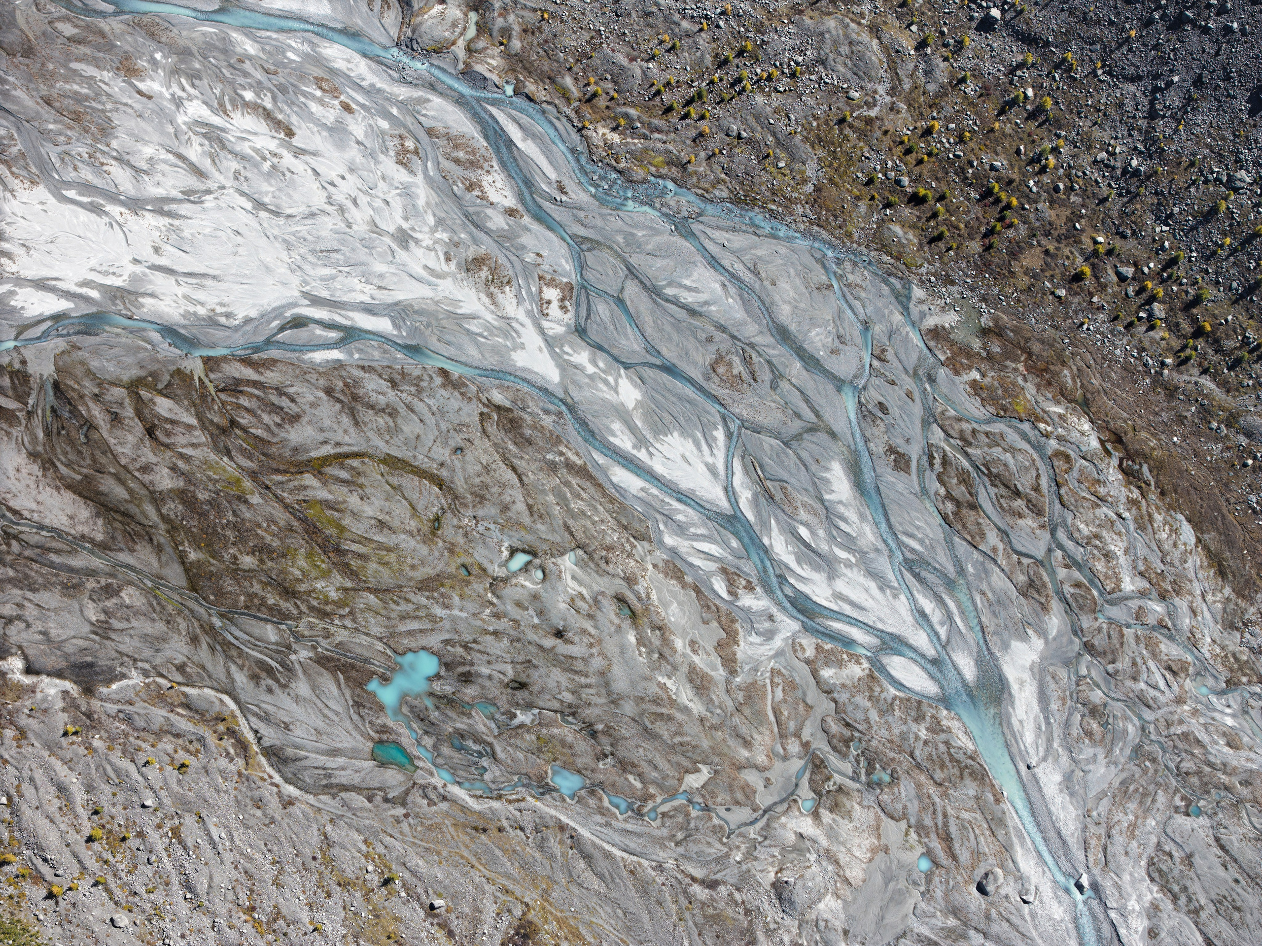 Бирюзовая река и ее рукава с дрона