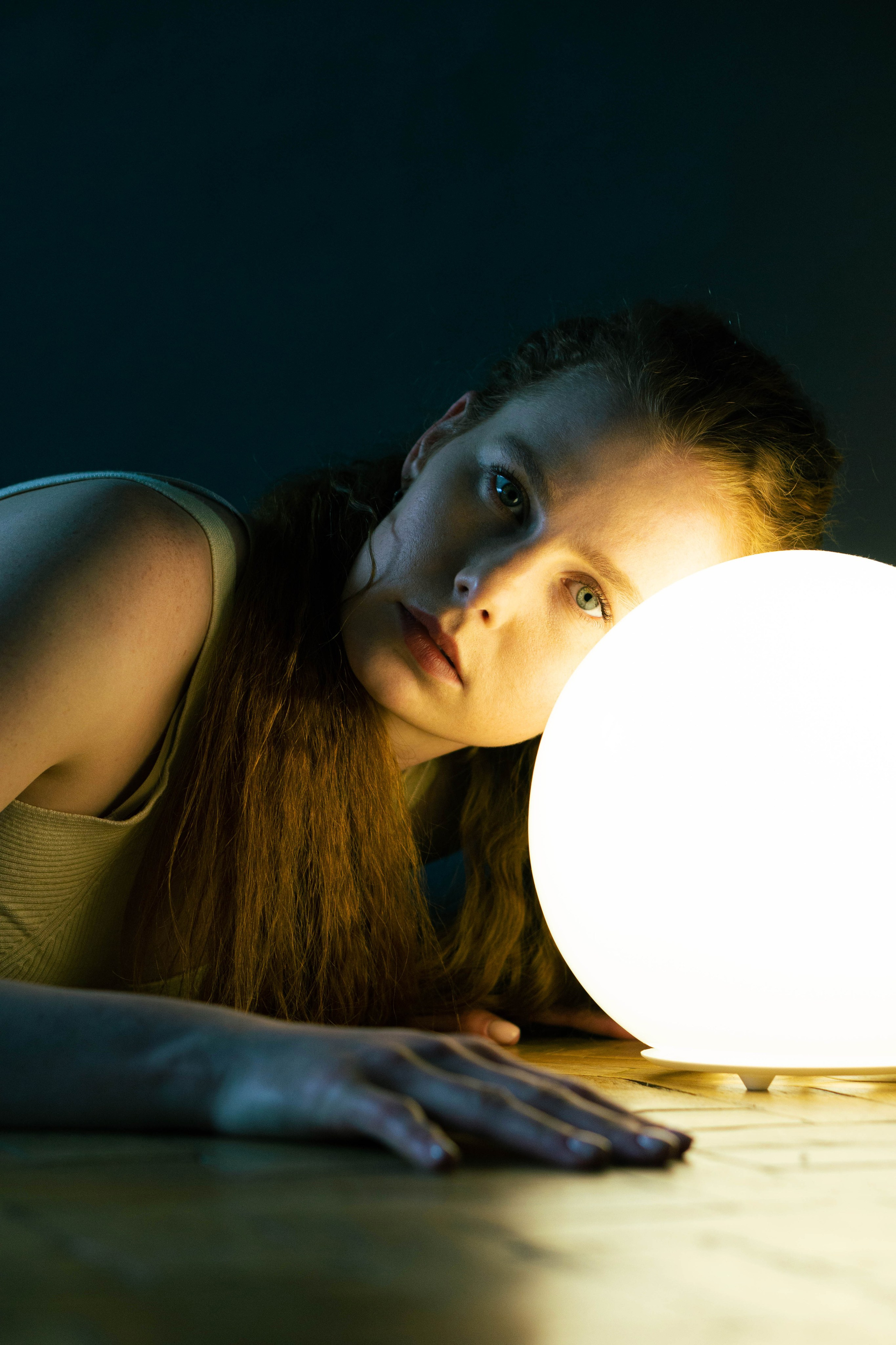 Фотосессия в студии с рыжей девушкой контрастный 