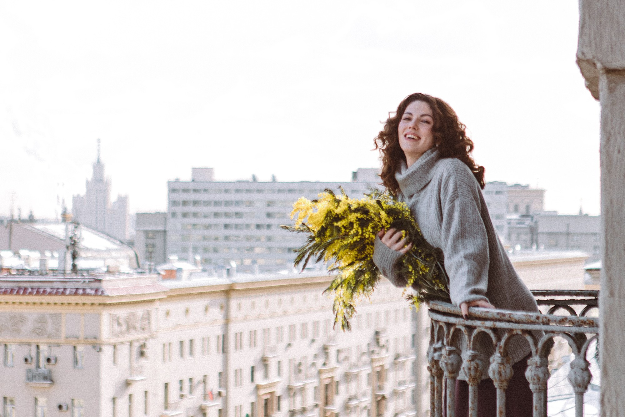 Портретный фотограф в Москве Калагина Светлана. Фотосессия девушки в сталинской высотке с мимозой. Фото девушки на балконе. Идеи для весенней фотосессии