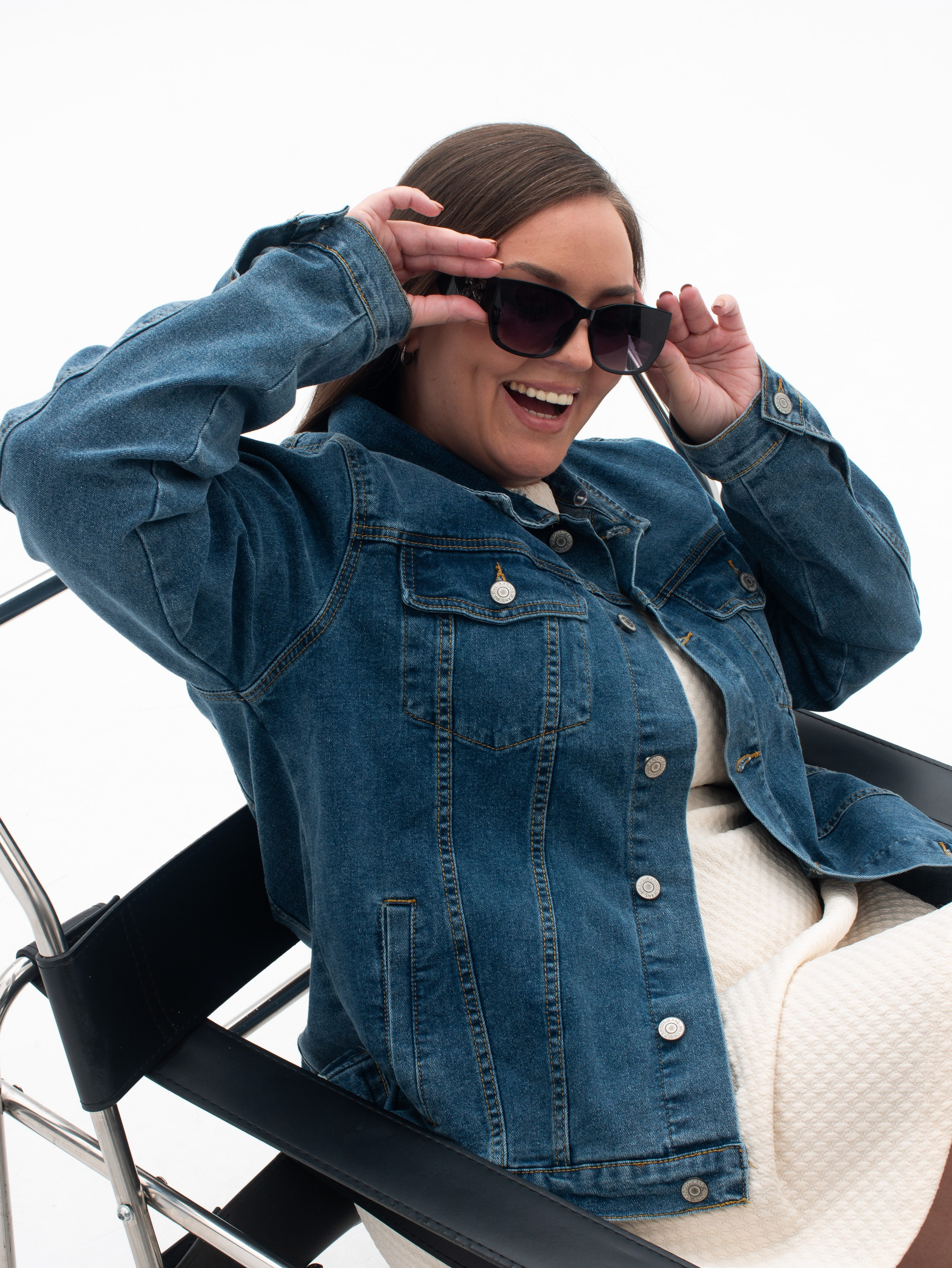 Съемка с фокусом на текстуры и мягкость тканей в Plus Size коллекциях