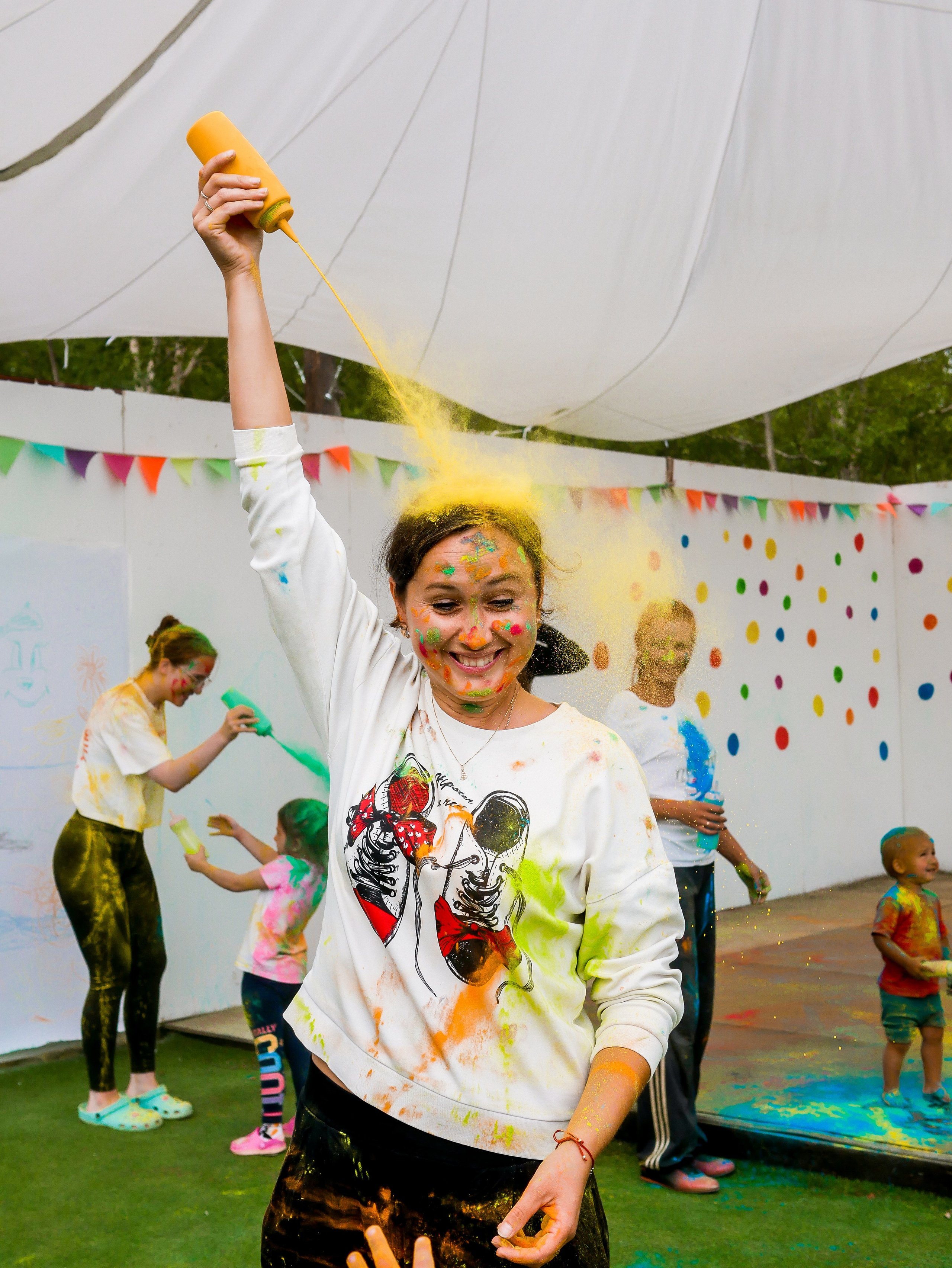 Корпоратив на природе с красками Холли. Фотограф Диана Воробьева Нижний Новгород