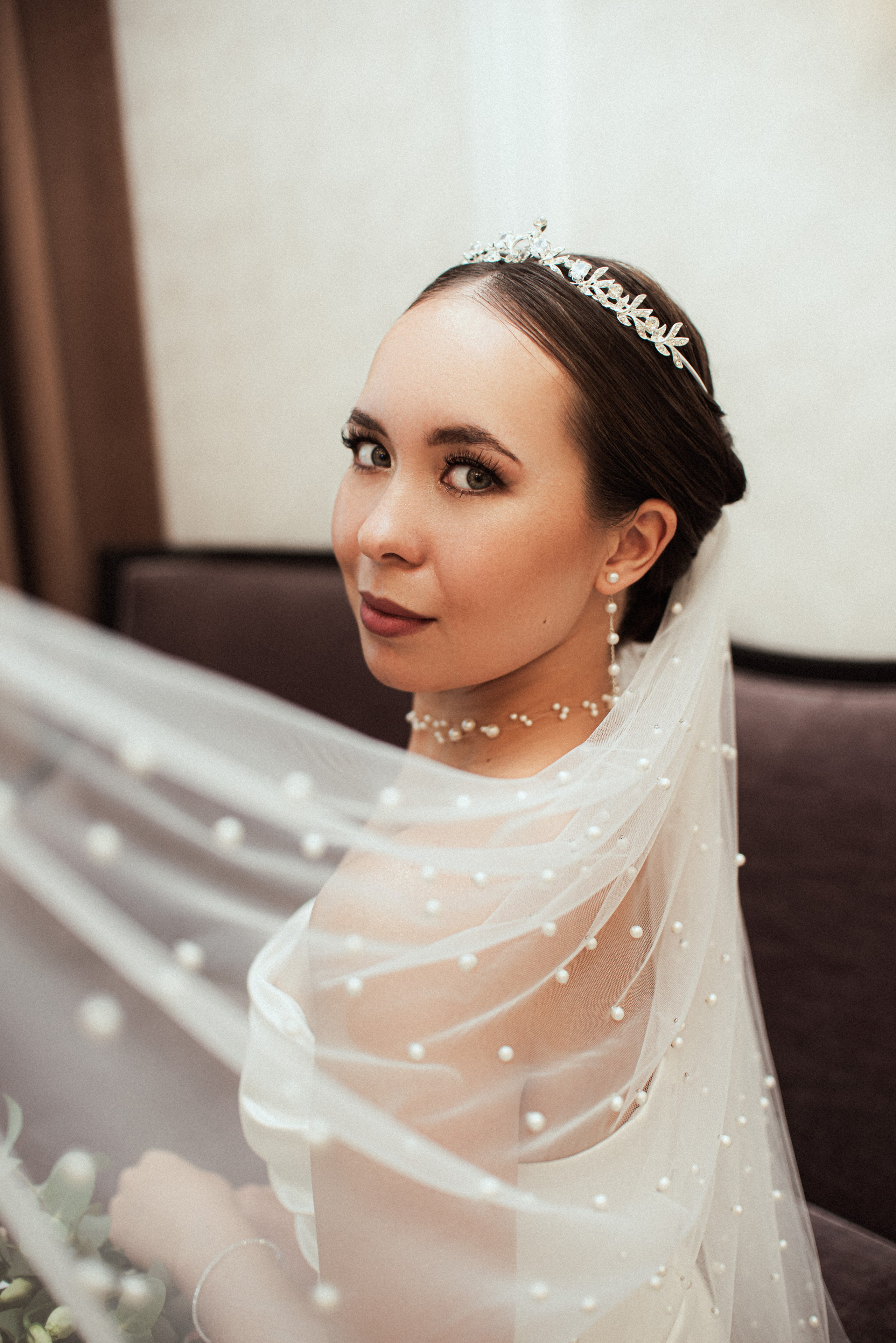 Счастливая невеста в свадебном платье, портрет в ЗАГСе Южное Бутово