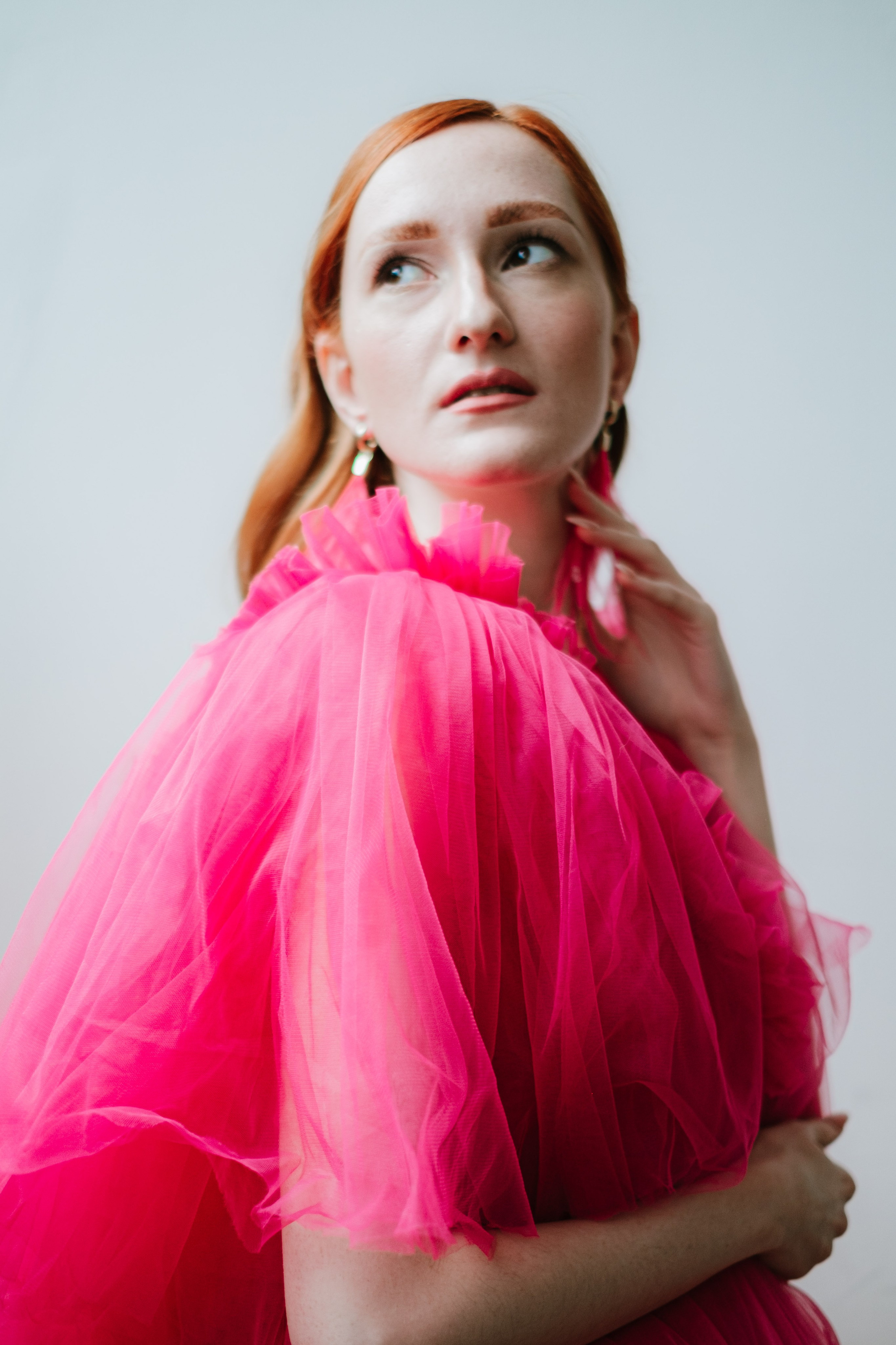 Студийная фотосессия в Москве, с красивым платьем цвета фуксии