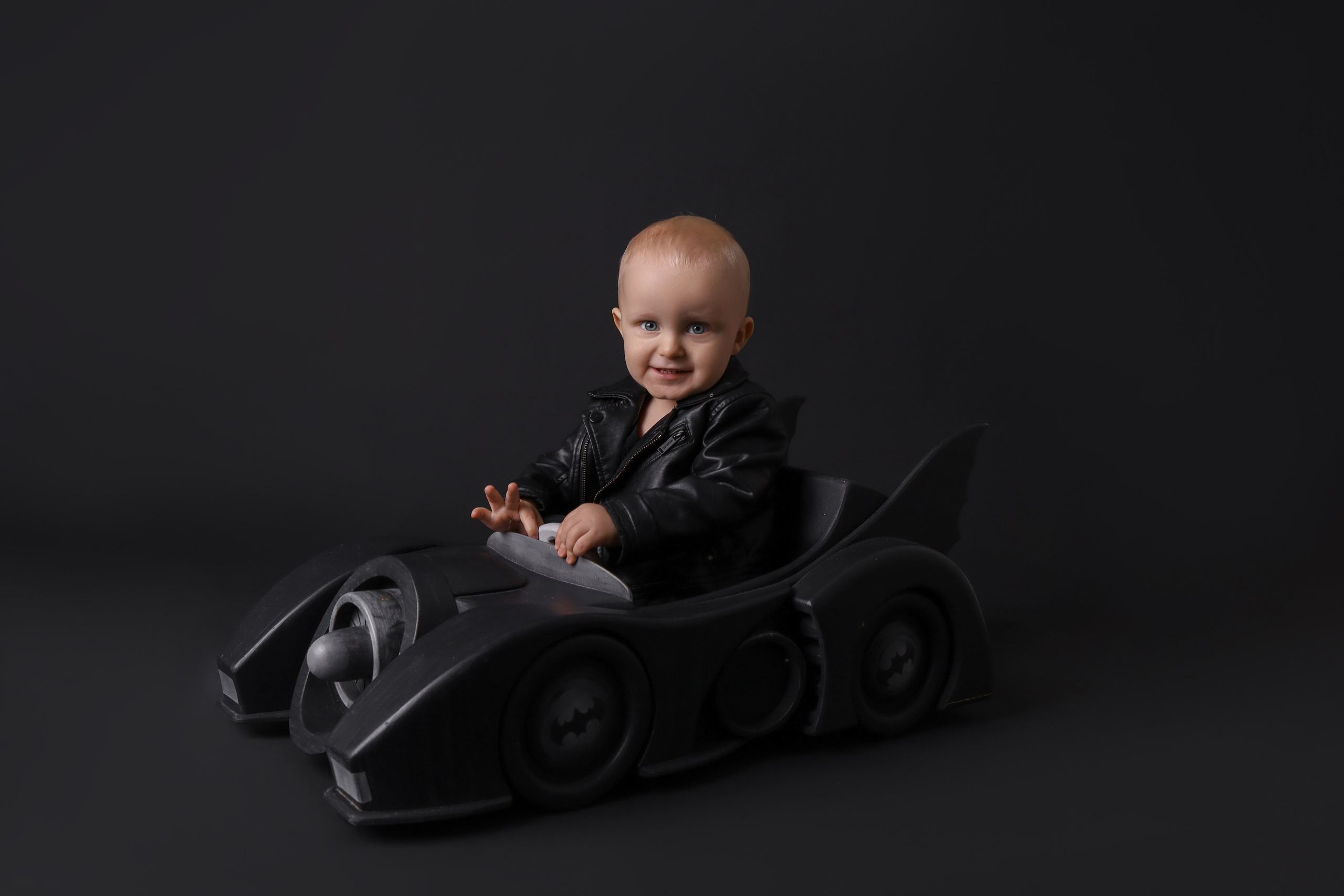 Бэтмобиль. Фотограф новорожденных и детский фотограф в Новосибирске