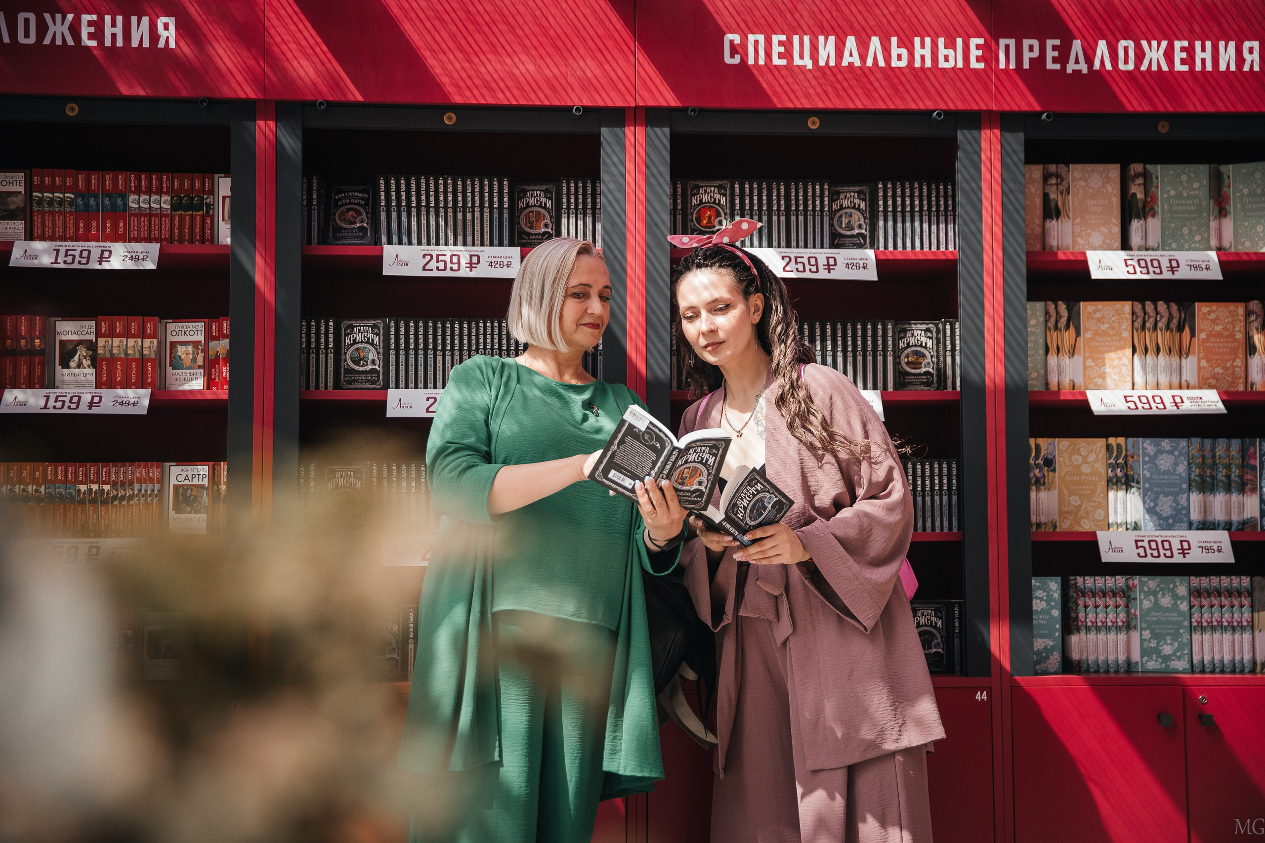 Красотки на прогулке. Маша Гонтарь Семейный домашний репортажный фотограф в Санкт-Петербурге