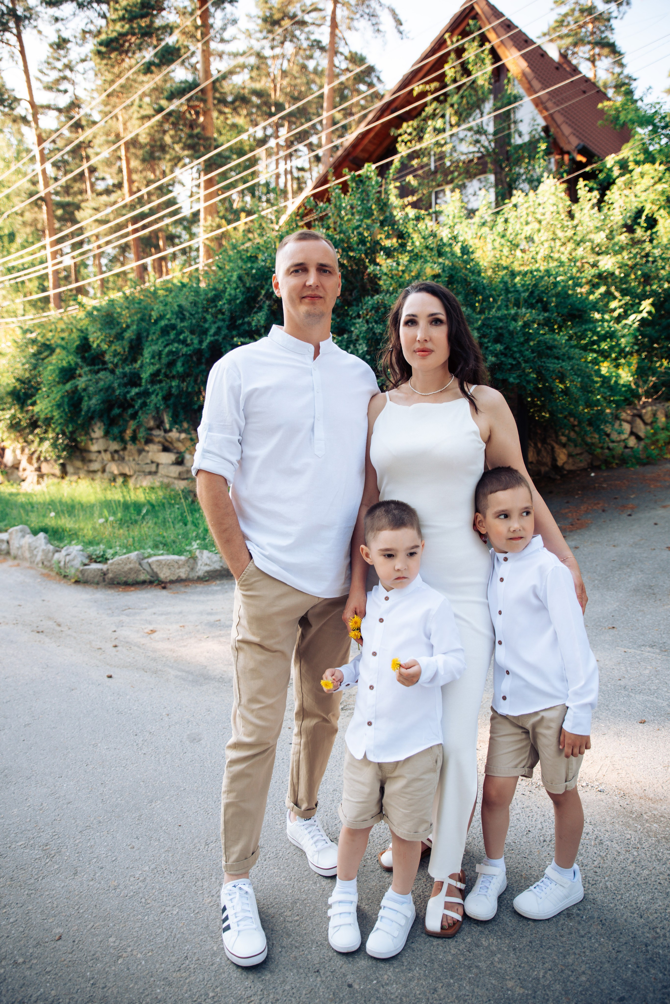 Семейная прогулка летом на берегу озера по пляжу