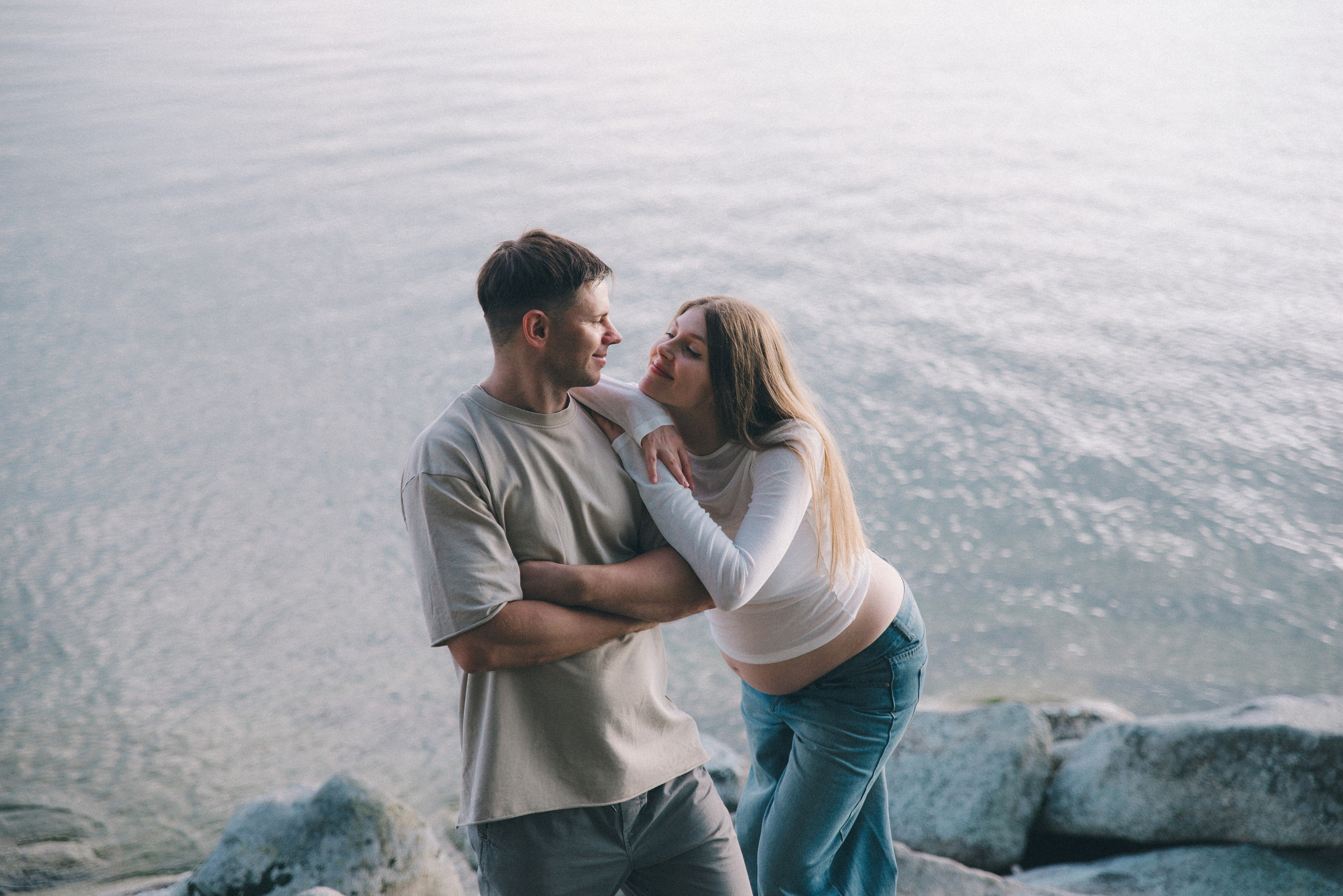 девушка положила голову на плечо парня