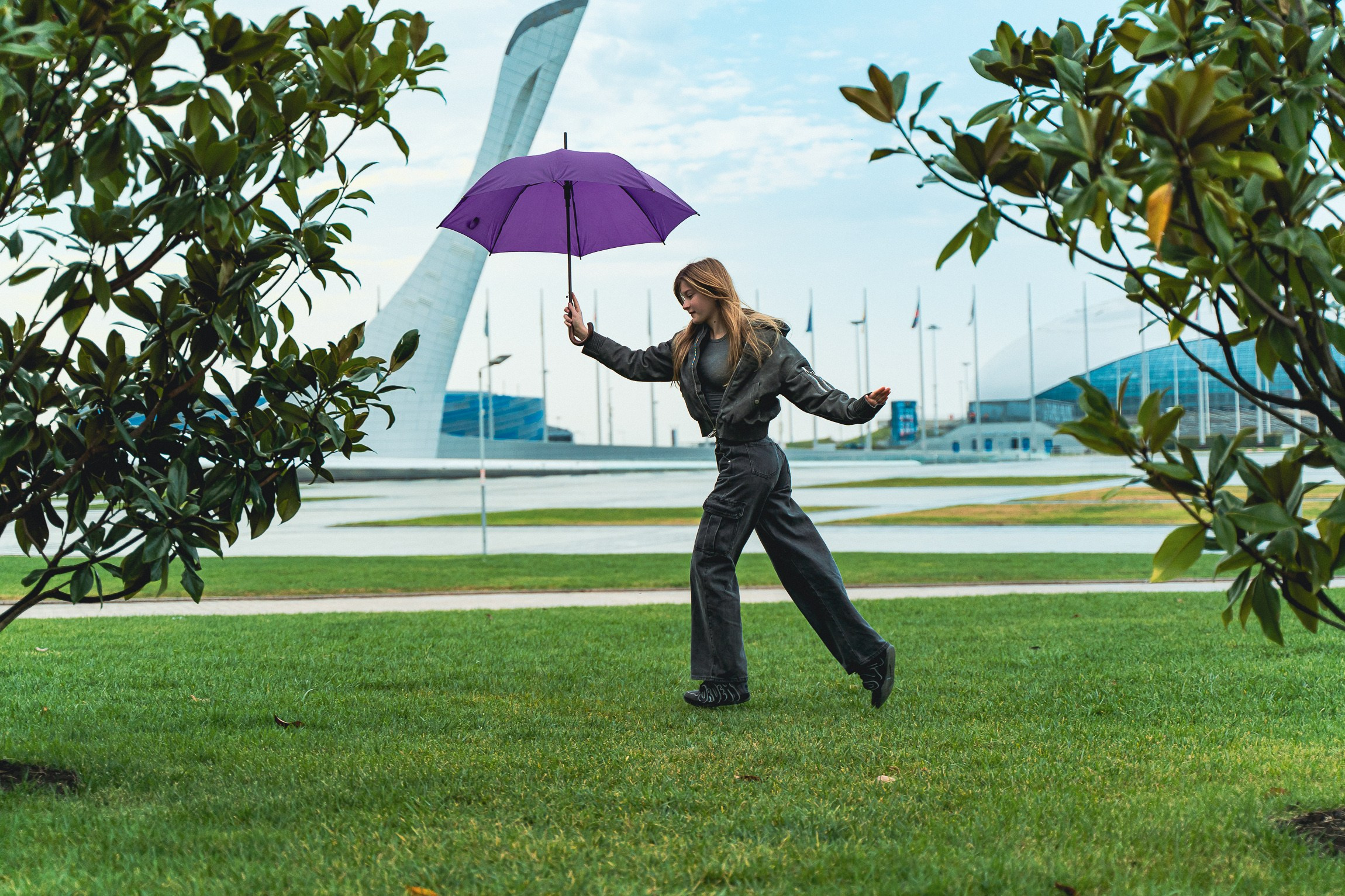 Фотосессии в Сириусе Олимпийский парк бегущая девушка  с фиолетовым зонтиком