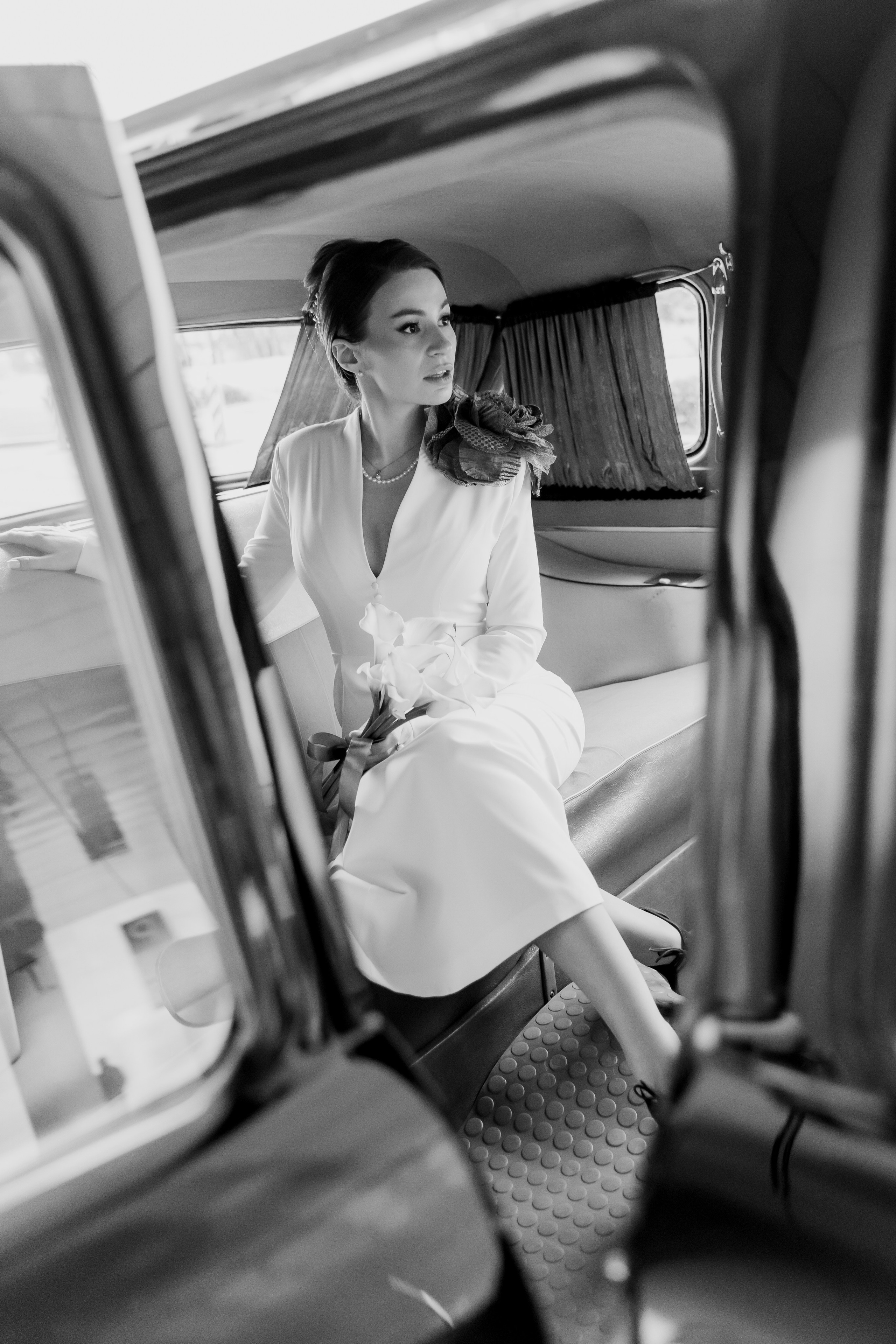 Свадебный фотограф в Москве. Свадебный фотограф Видное, Бутово, Домодедово, Щербинка, Царицыно. Свадебная фотосессия и сборы невесты в отеле Soluxe. Регистрация брака во дворце бракосочетания ВДНХ. Свадьба на ВДНХ. Свадебная фотосессия с ретро автомобилем Чайка. 