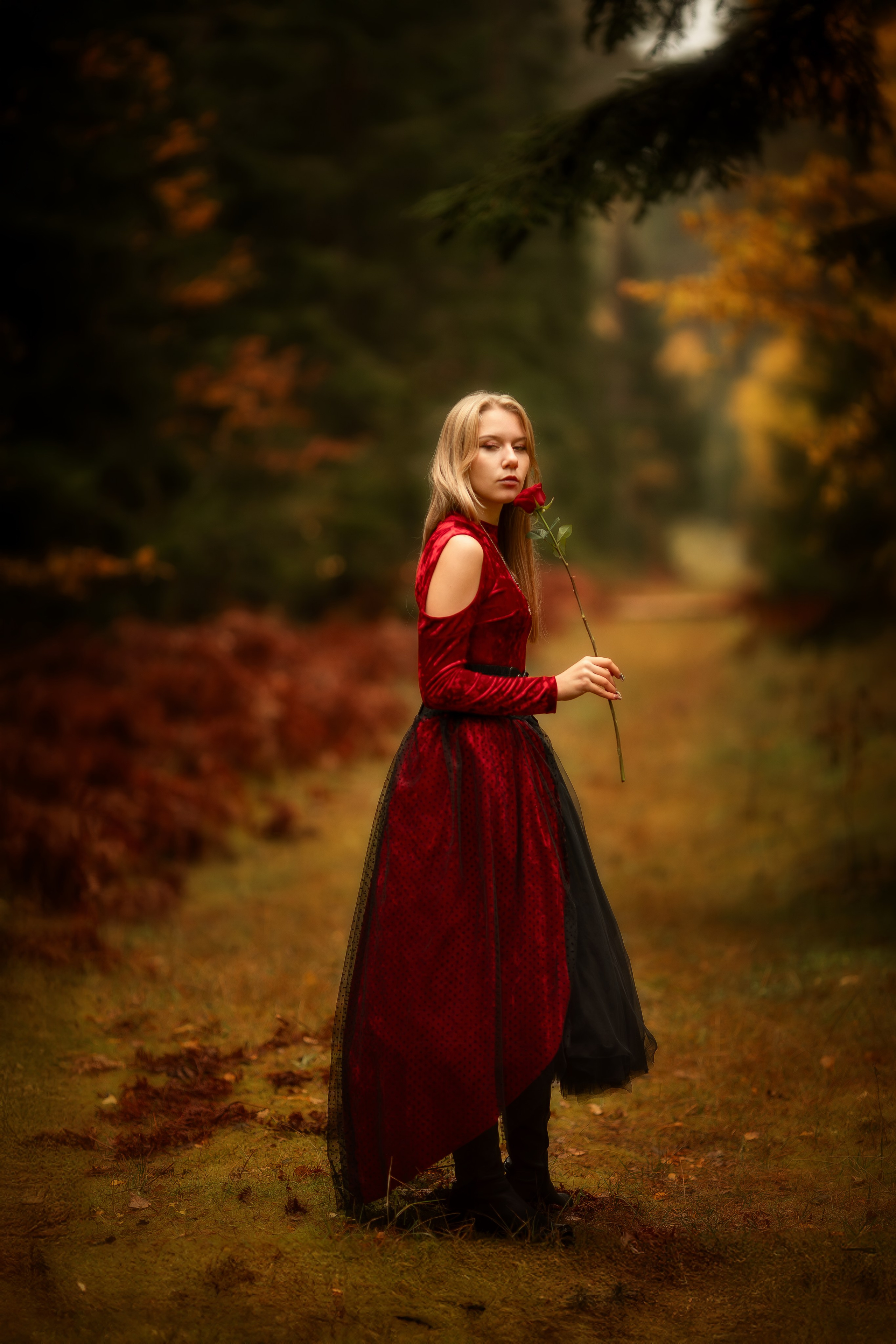 Фотопроект «Вампиры» — тёмная эстетика, осень и красный свет. Фотограф Анна Грошикова — авторская съёмка на рассвете и закате в Москве, Мытищах, Солнечногорске и Московской области