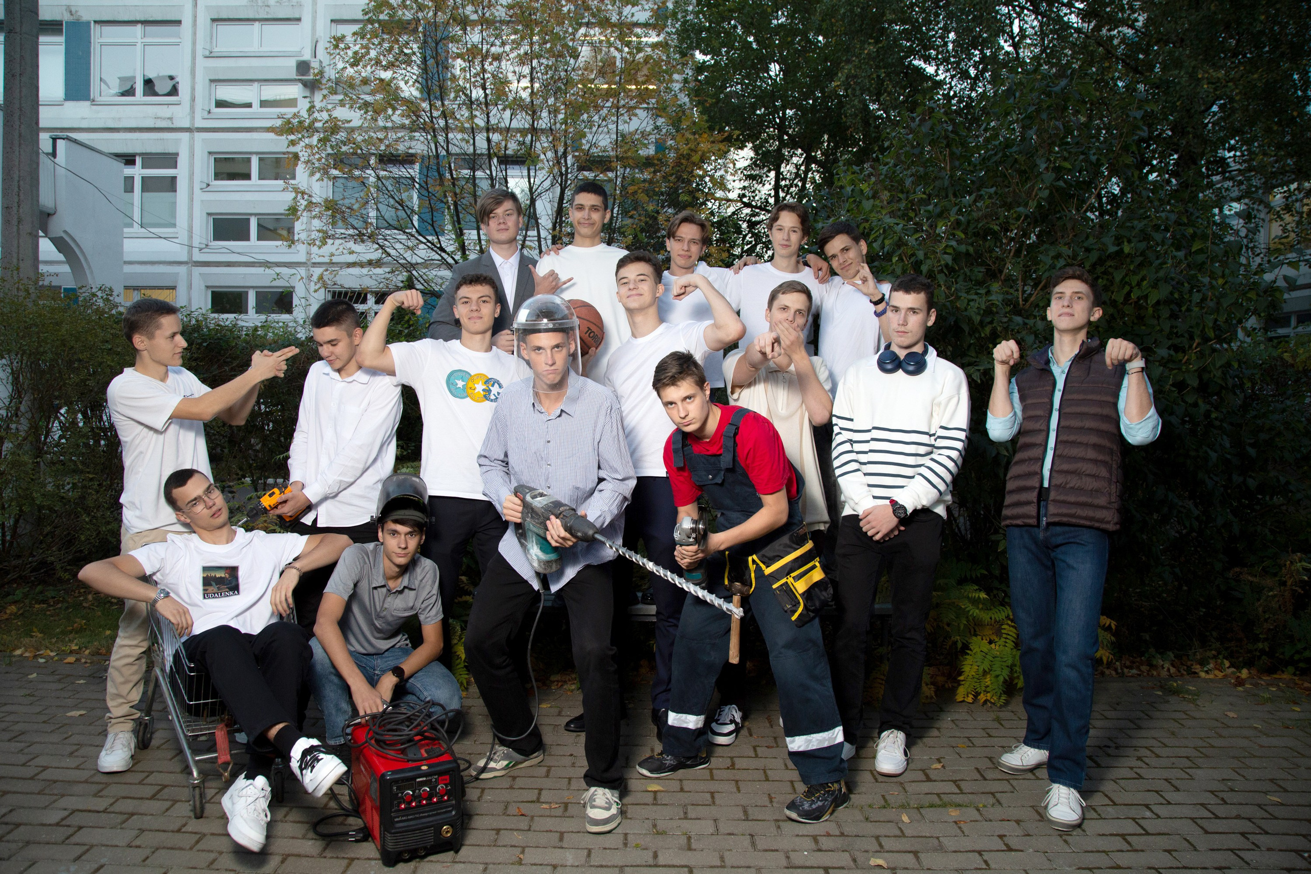 Галерея фотографий для старшей школы. Выпускные фотоальбомы на заказ в Москве. Ксения Фоломкина