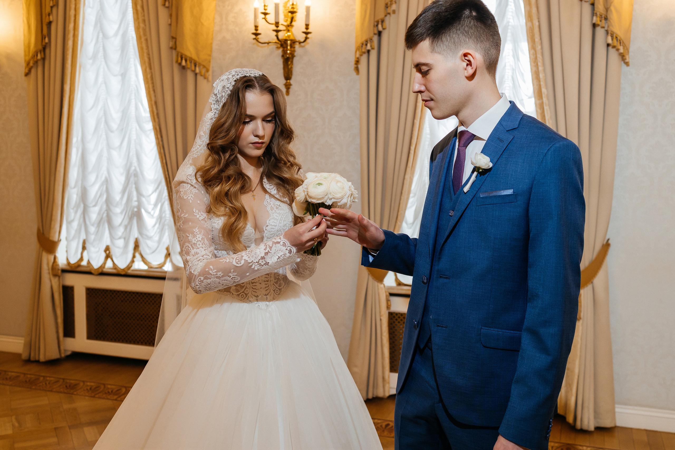 Роскошное утро пары в номере отеля. Олег Сверчков | Свадебный фотограф Вологда