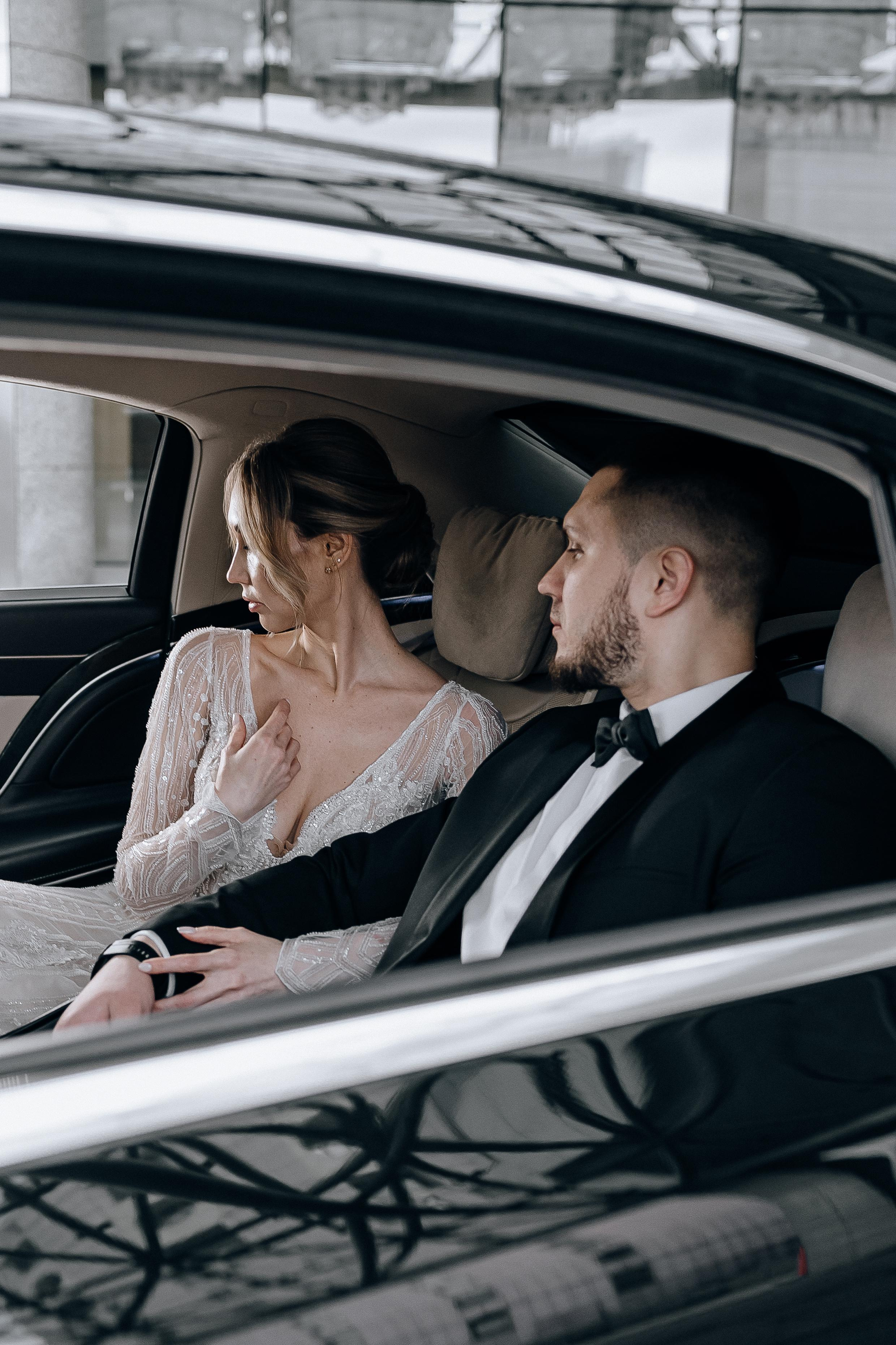 Свадебный портрет в машине