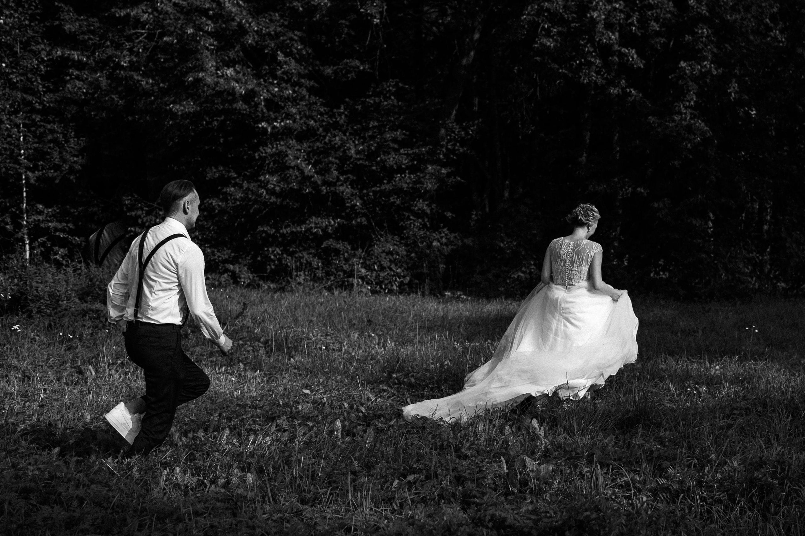 Жених и невеста на свадебной прогулке в Лес Event House