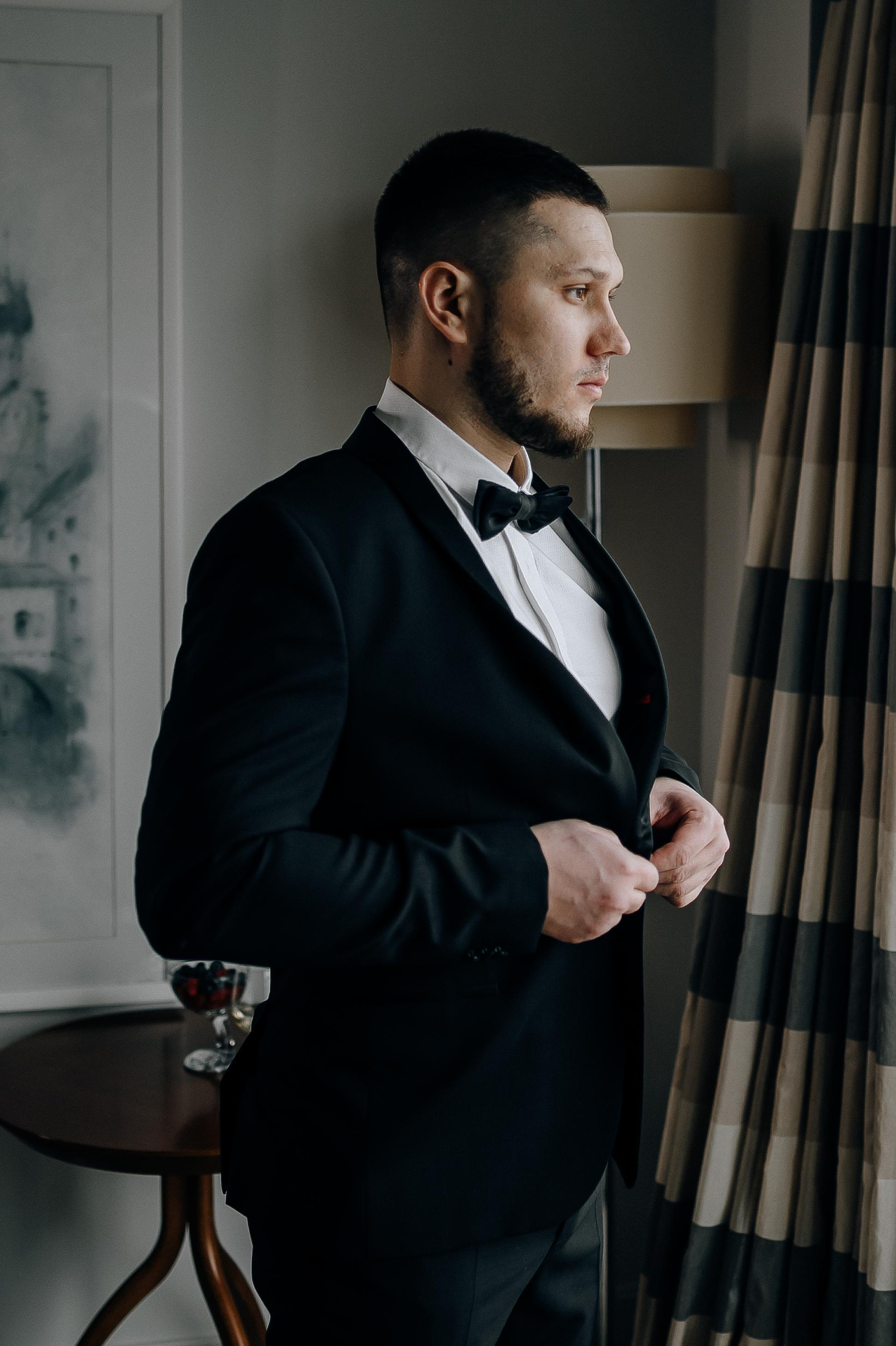 Портрет жениха в отеле красные холмы