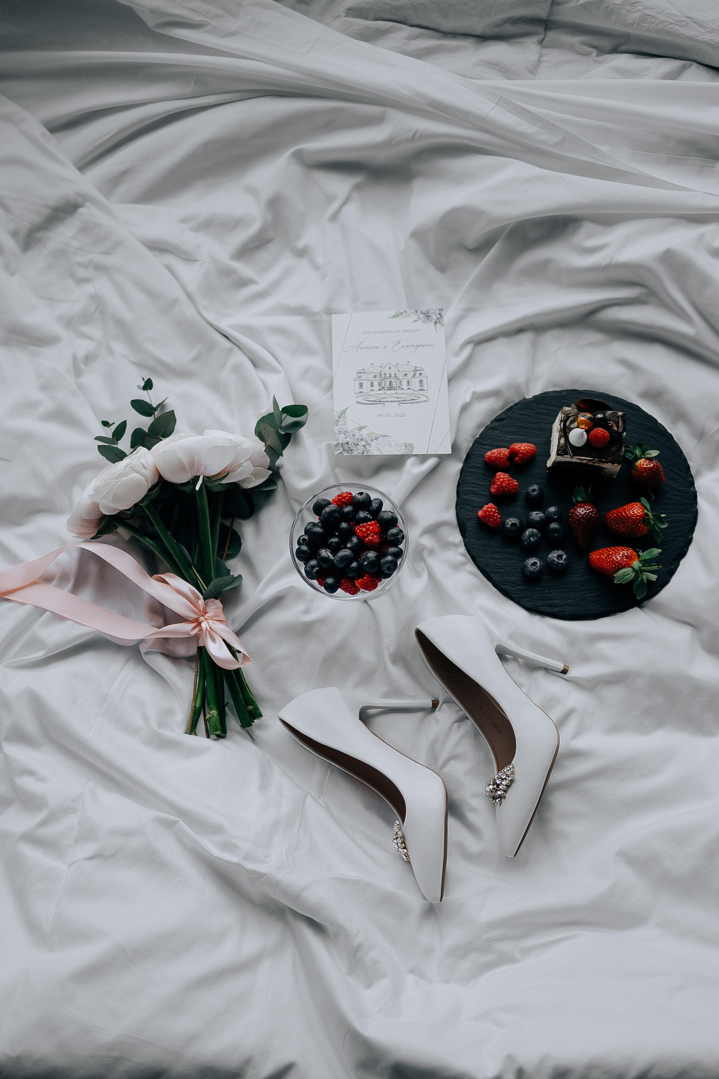 Каблуки, букет, немного ягод и фруктов. Чем больше деталей, тем интереснее можно сделать фотосессию свадебный сборов