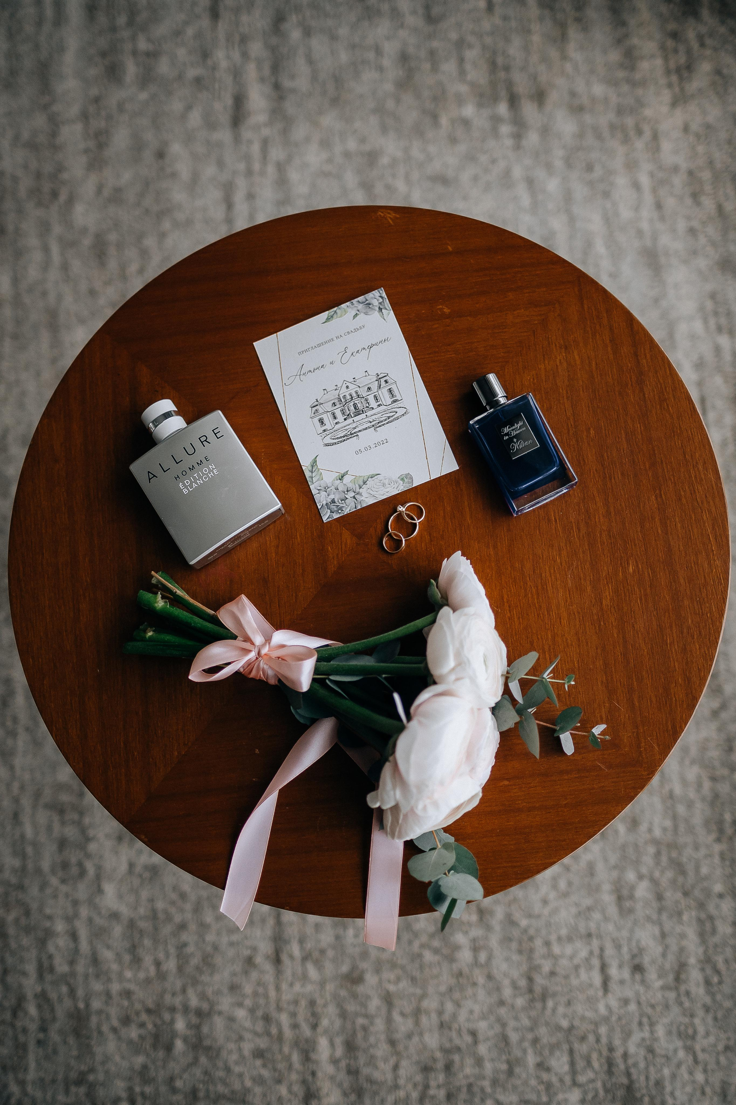 Свадебные детали на утренних сборах жениха и невесты в отеле