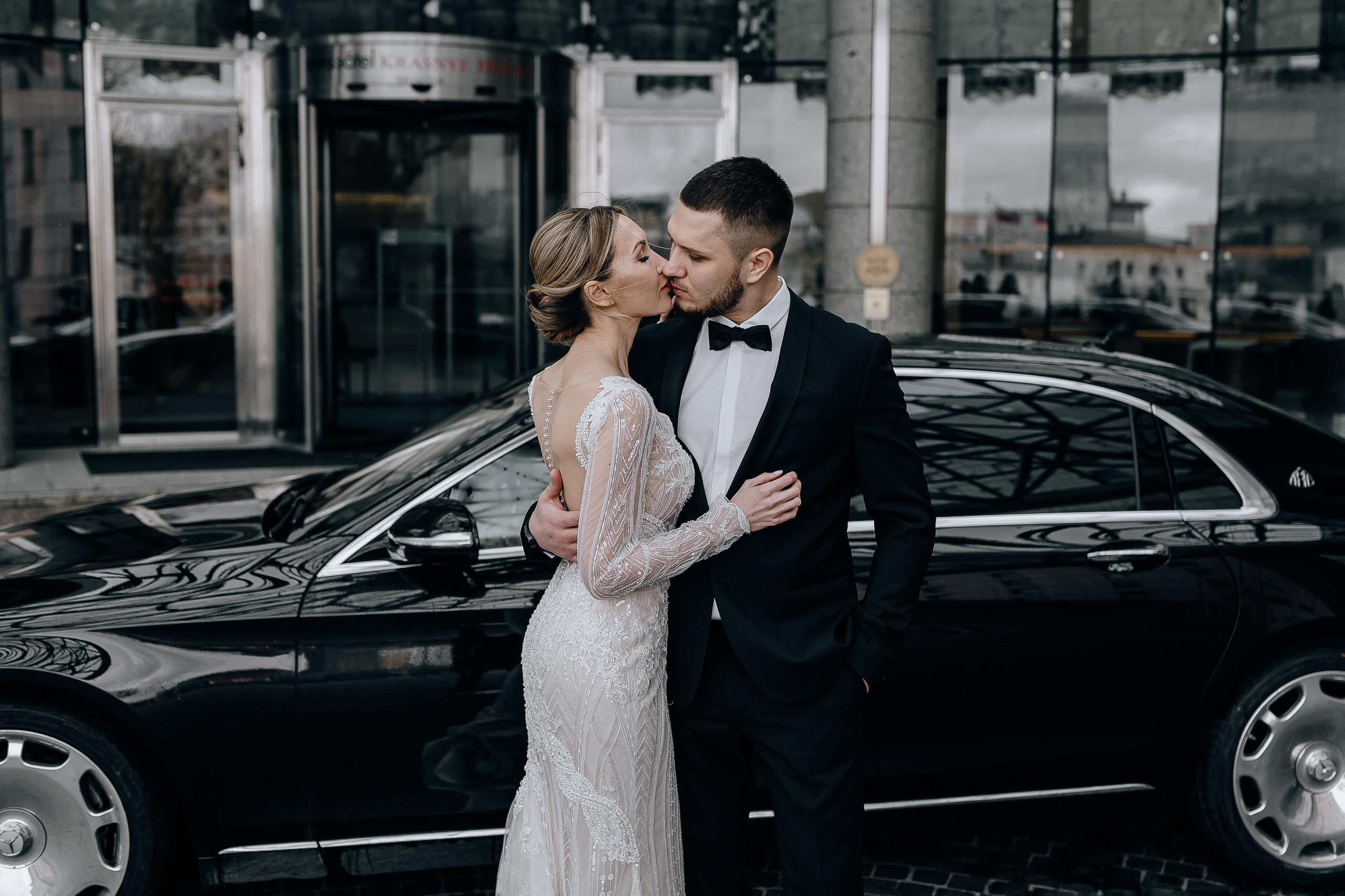 Свадебная фотосессия на фоне отеля Красные холмы