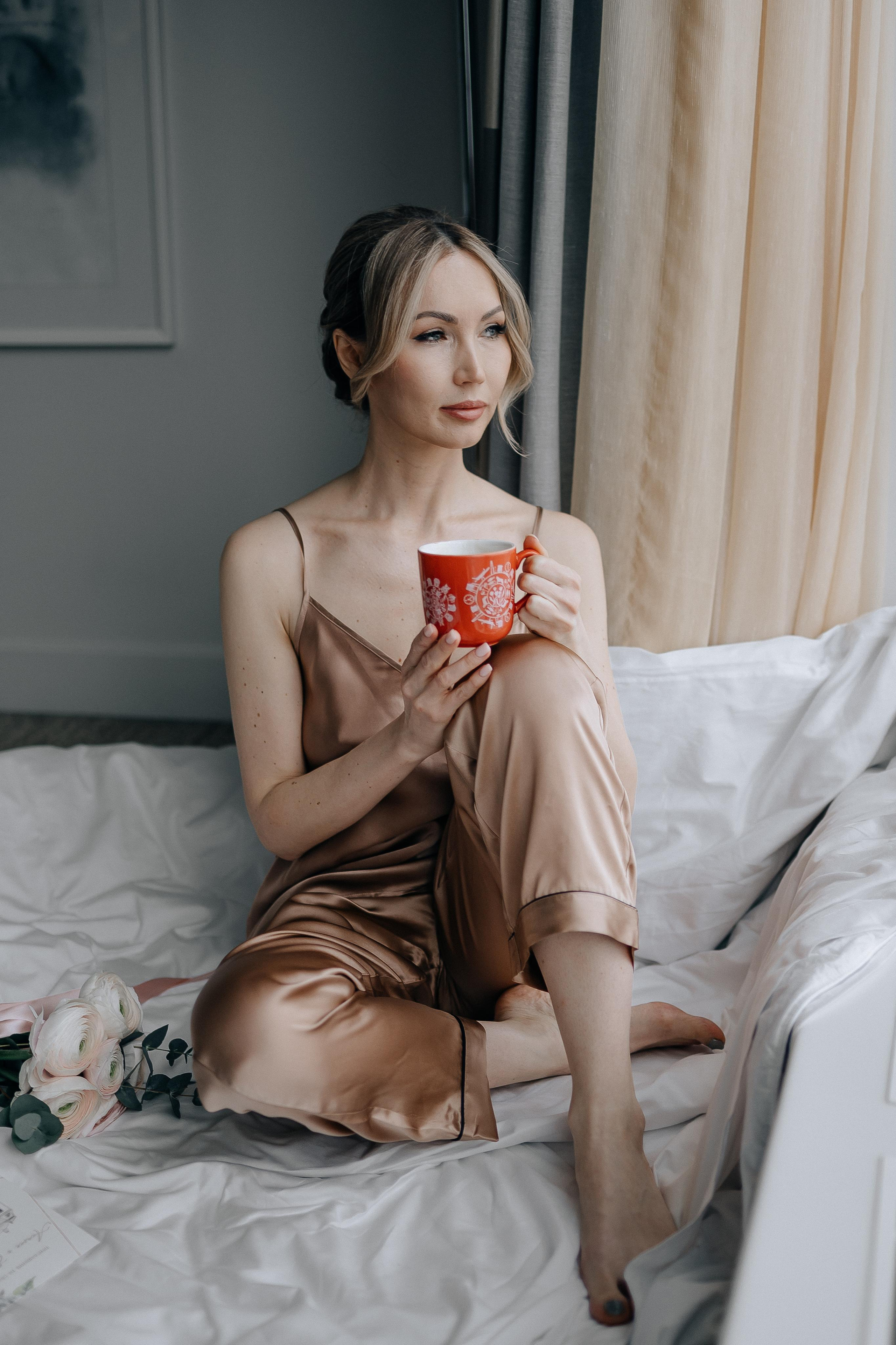 Невеста в утреннем образе на свадебных сборах