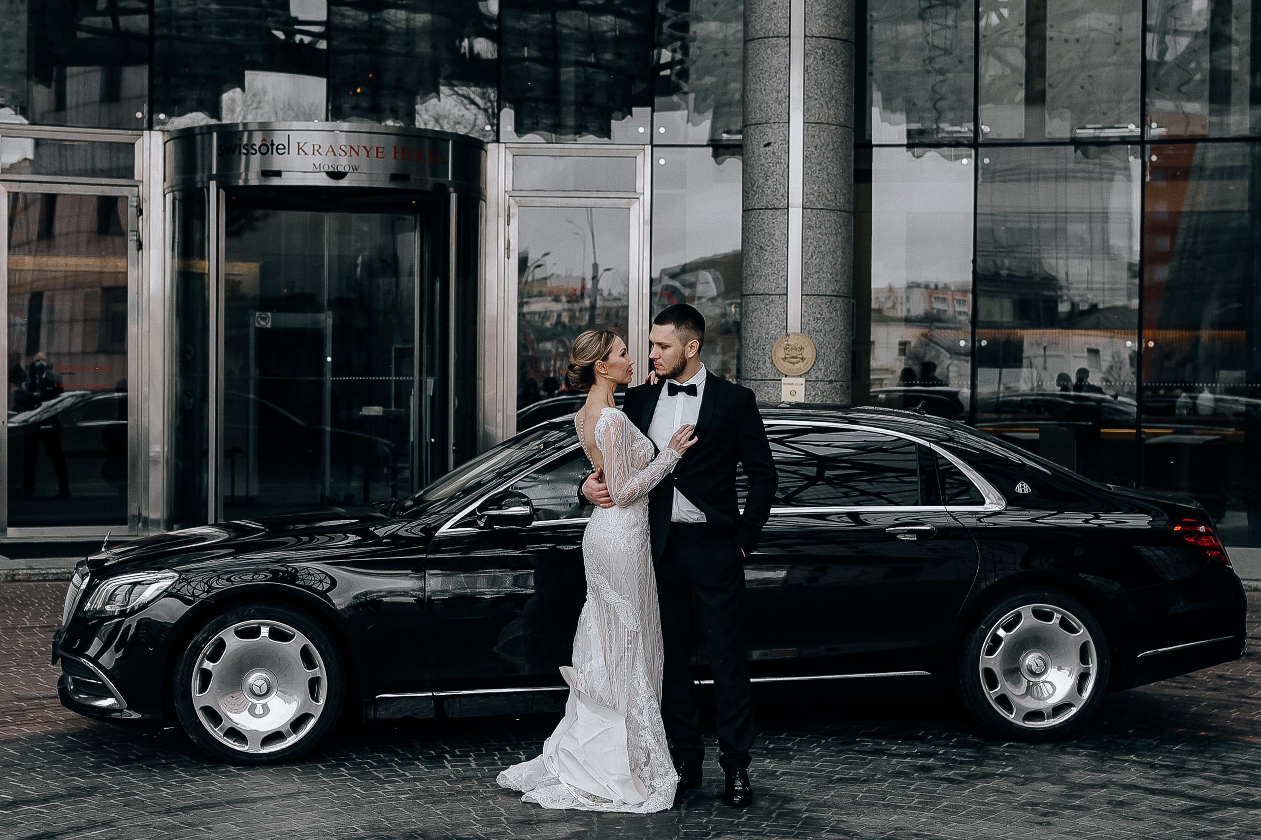 Жених и невеста у отеля