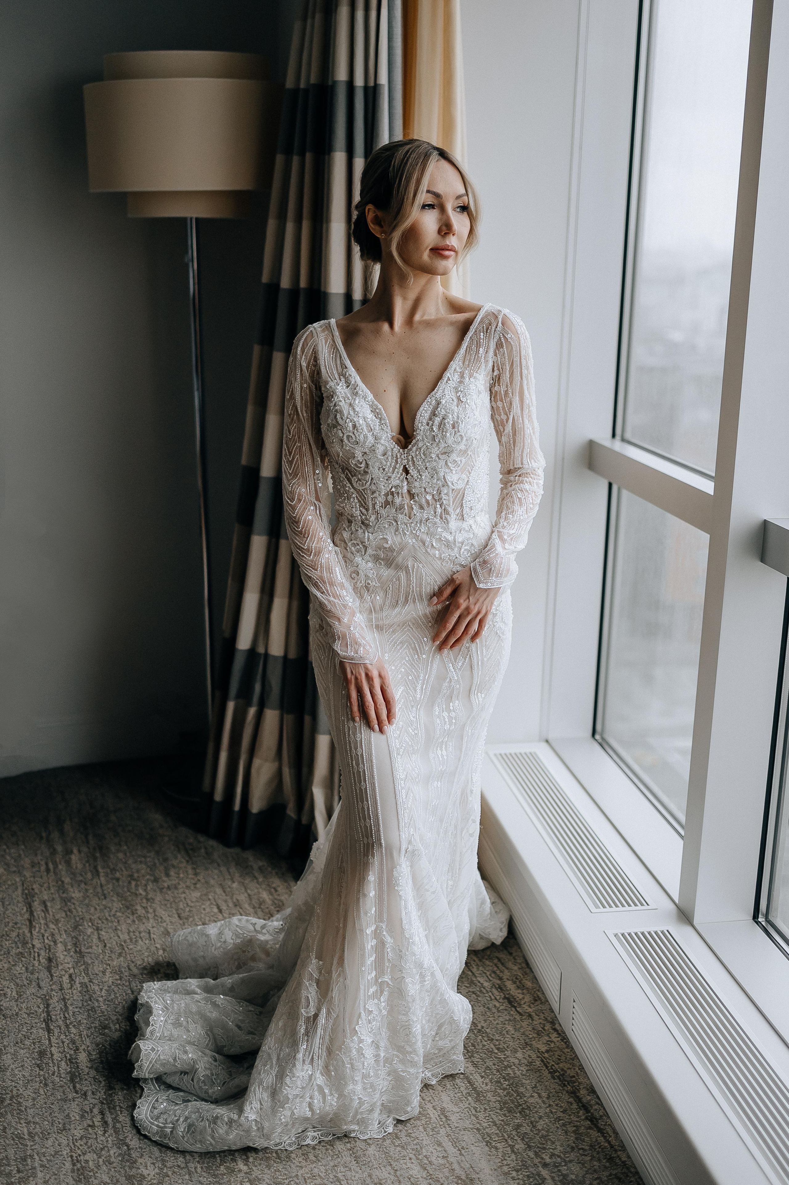 Невеста в свадебном образе в отеле 