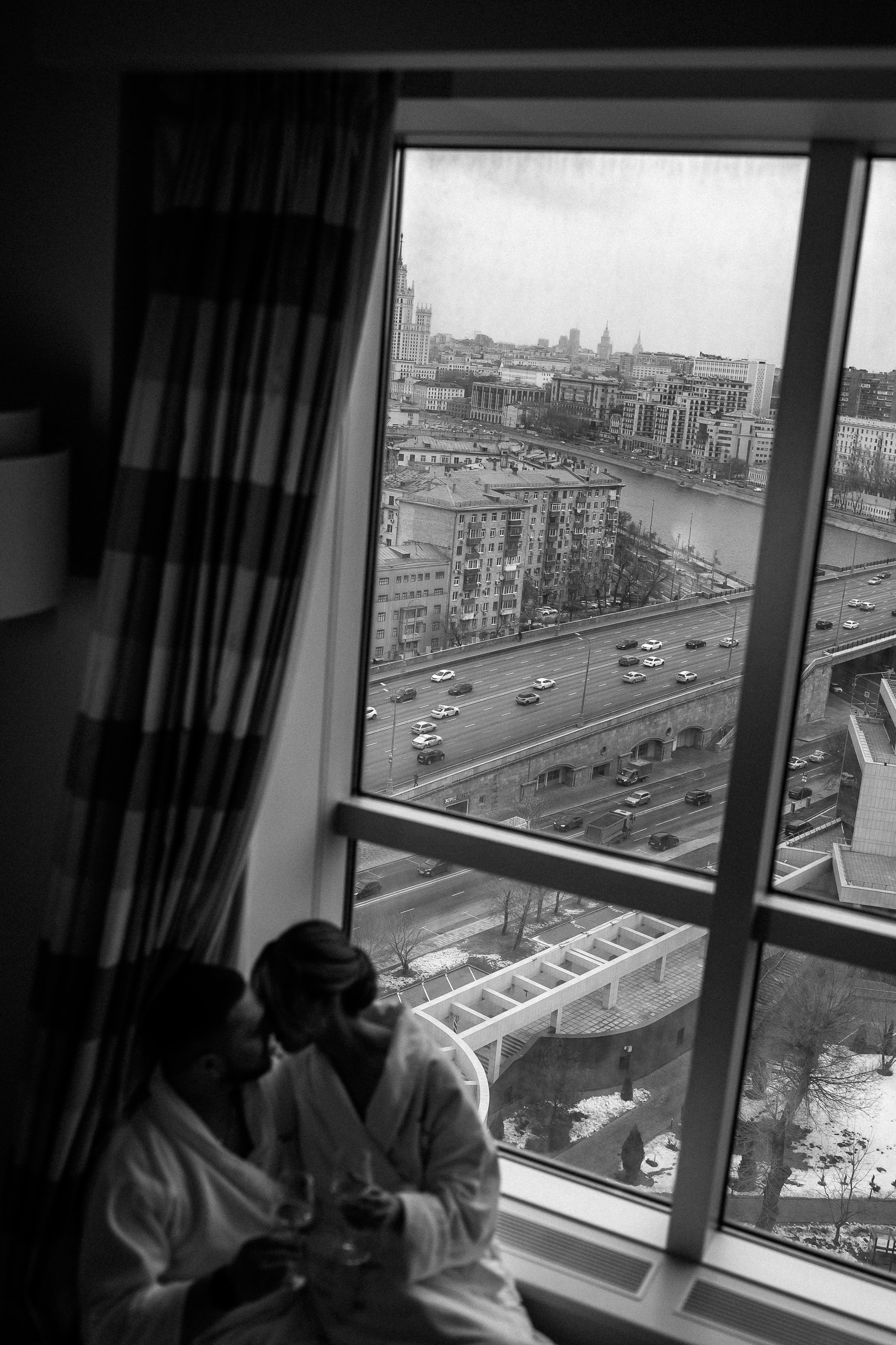 Атмосферный кадр с видом на город на свадебных сборах