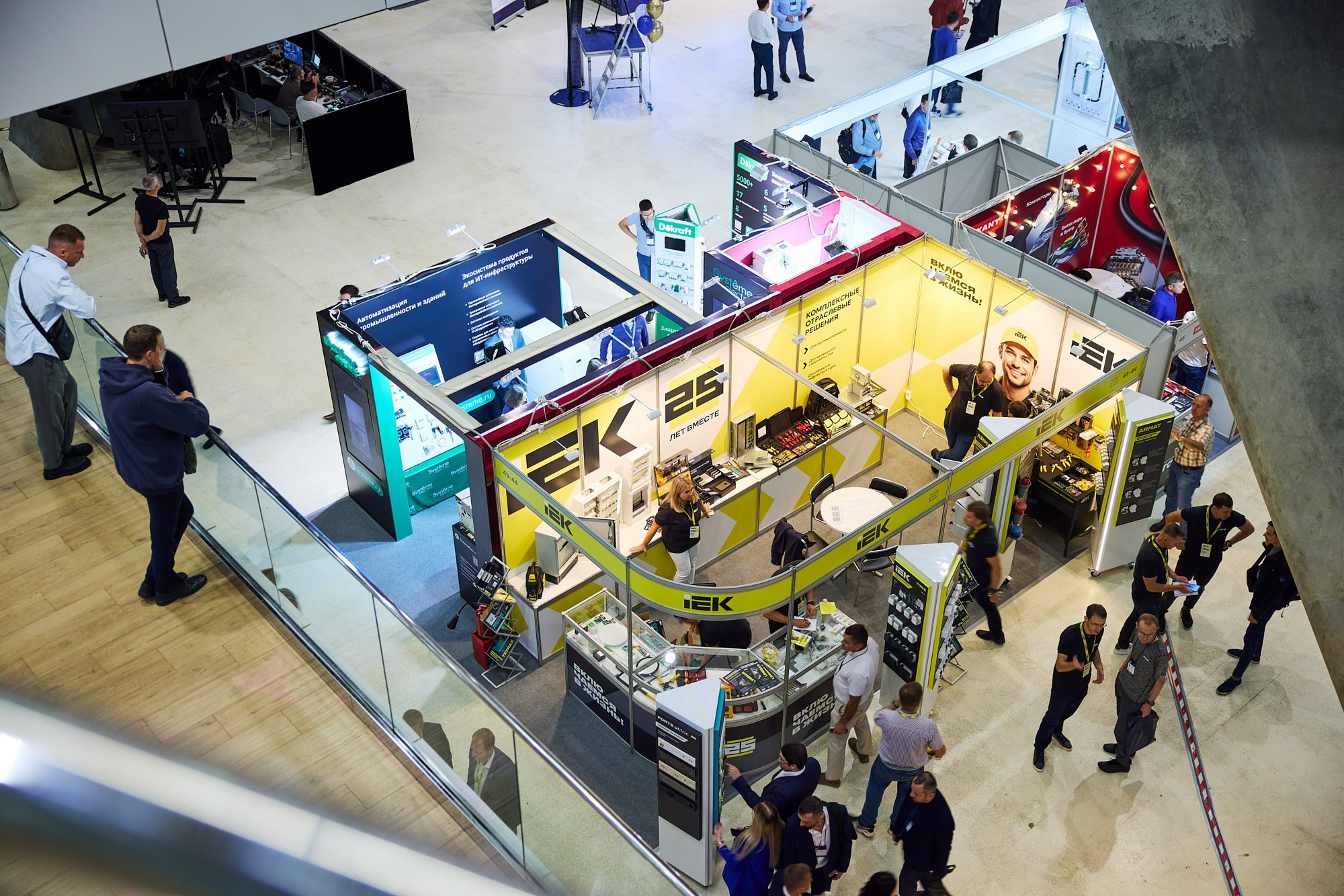 работа сотрудников IEK с клиентами