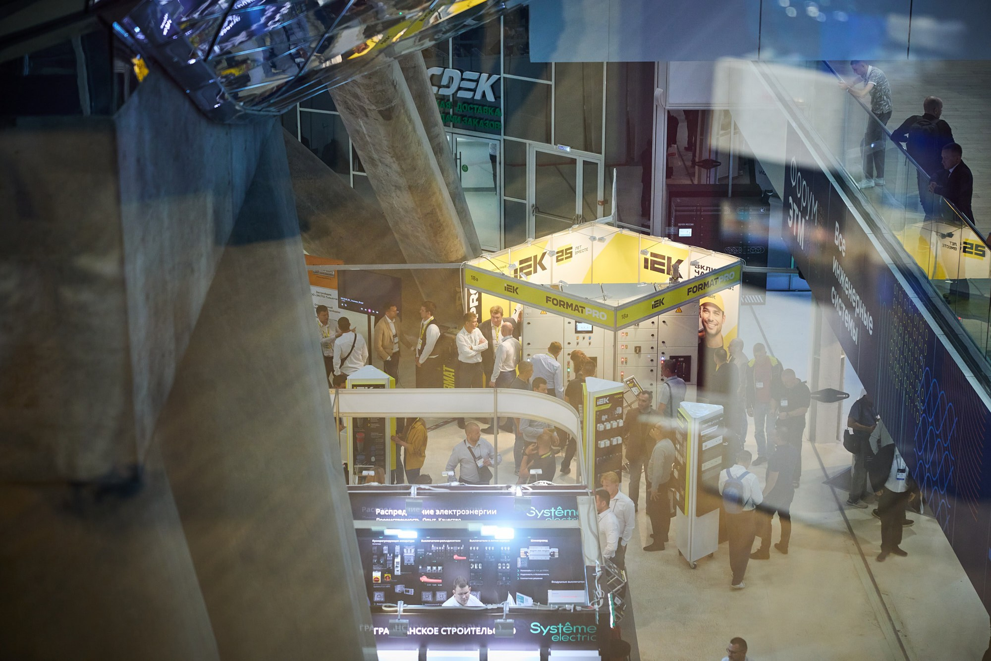 Фотограф на выставке IEK — репортажная съёмка корпоративного стенда в Москве. Репортажный фотограф в Москве — Дмитрий Тарасов | Съёмка мероприятий, концертов, корпоративов