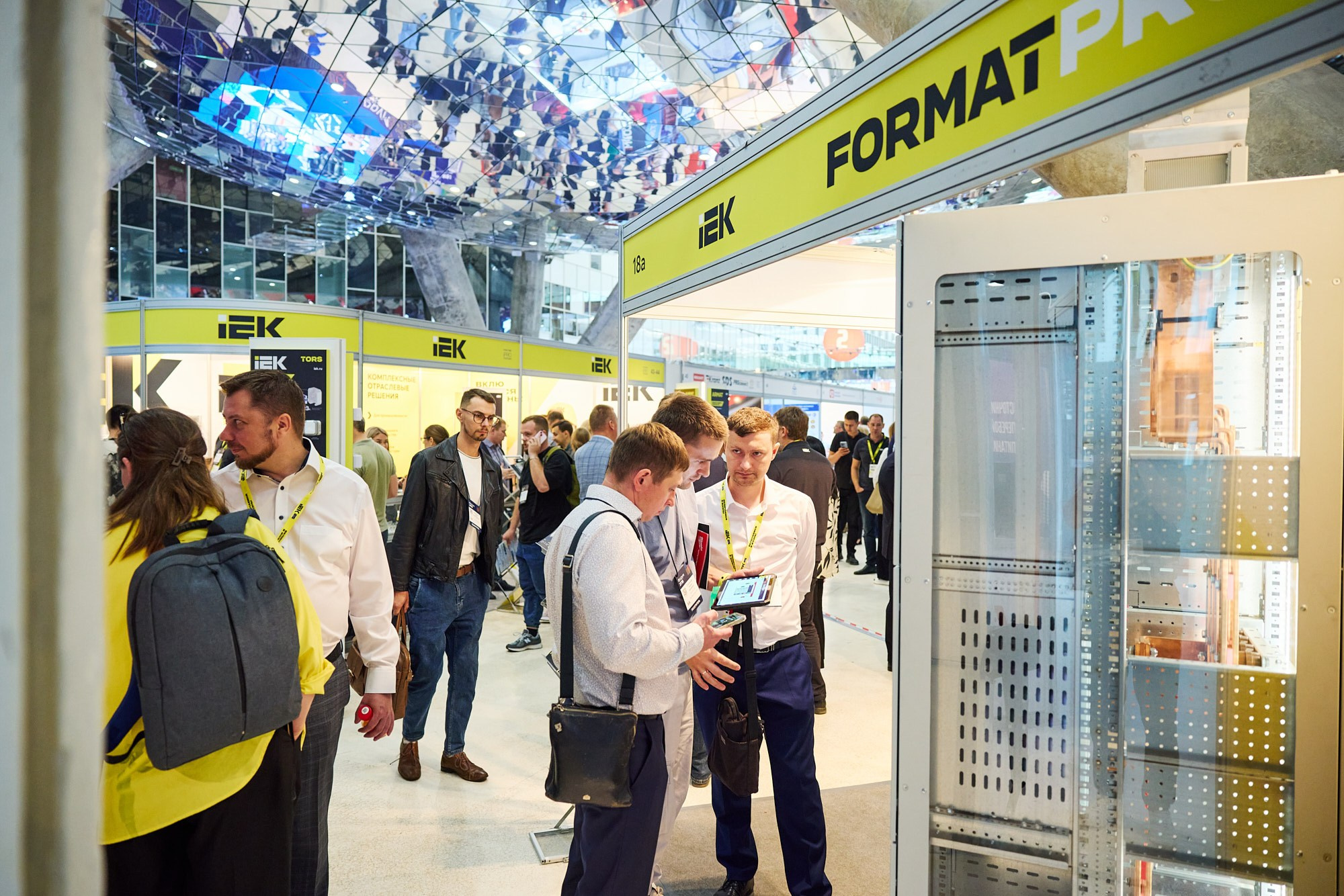 Фотограф на выставке IEK — репортажная съёмка корпоративного стенда в Москве. Репортажный фотограф в Москве — Дмитрий Тарасов | Съёмка мероприятий, концертов, корпоративов