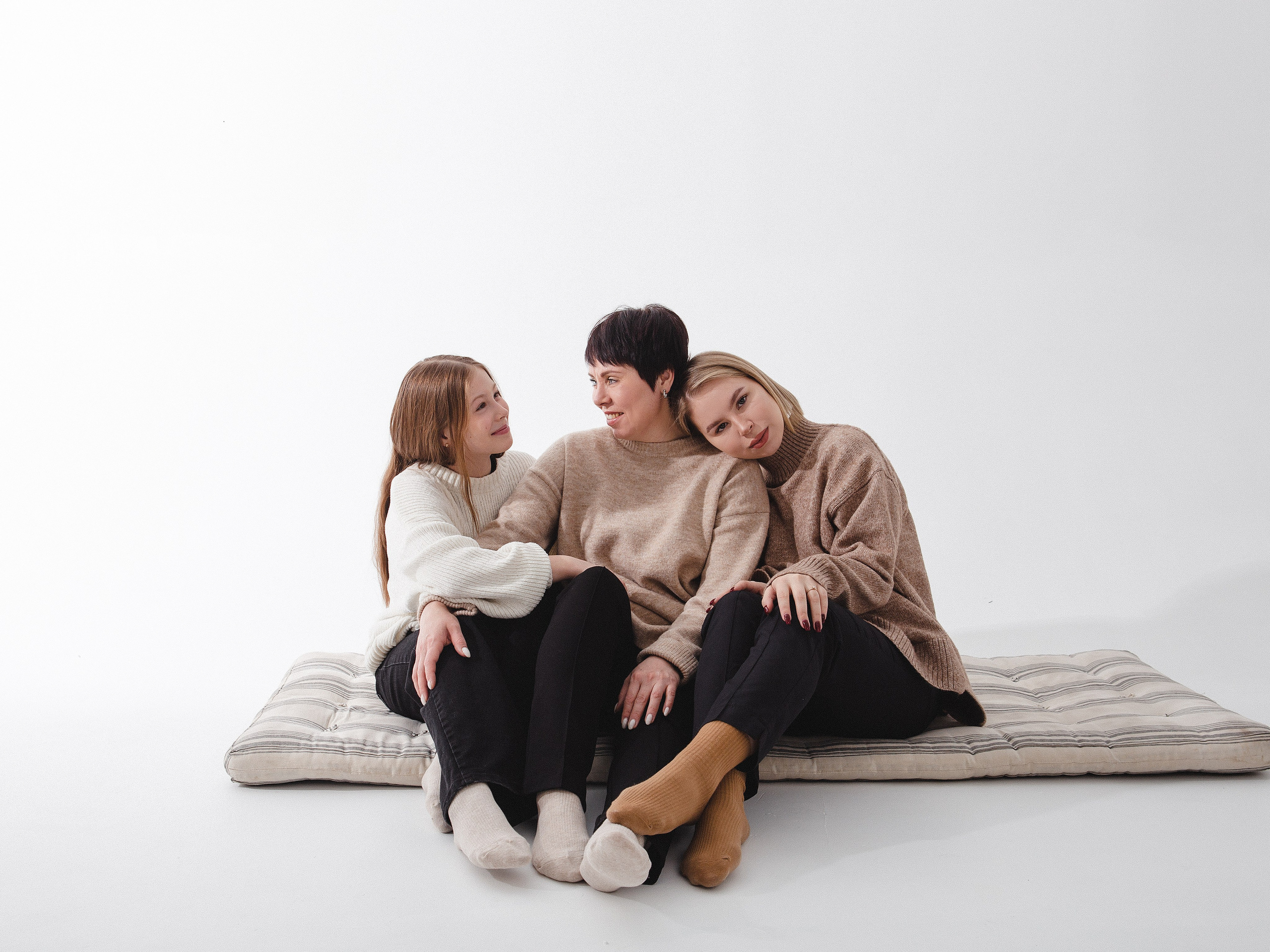 Фотосессия мамы с дочерями в минималистичной фотостудии Челябинска. Свадебный фотограф Челябинск Зиненко Виктория