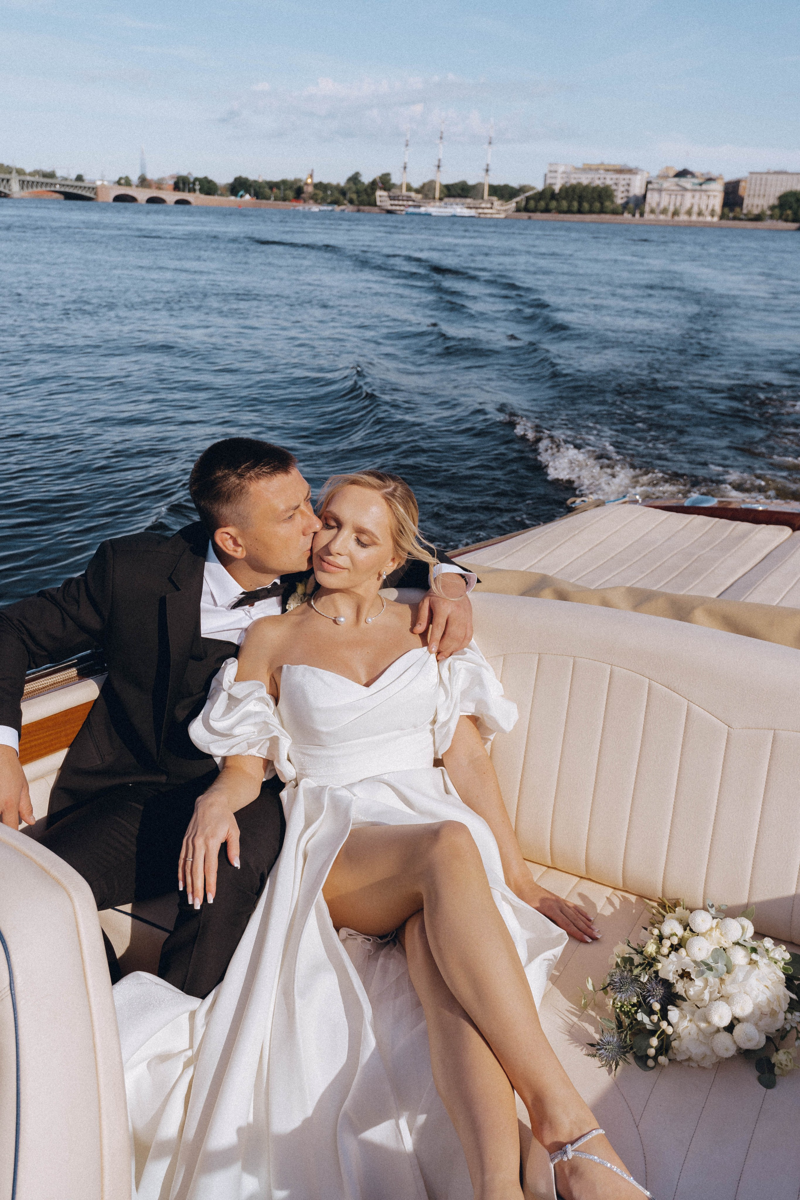 СВАДЕНБНАЯ СЬЕМКА НА КАТЕРЕ ПО КАНАЛАМ САНКТ-ПЕТЕРБУРГА И В АКВАТОРИИ НЕВЫ. Профессиональный фотограф, Санкт-Петербург — Виктория Богомолова