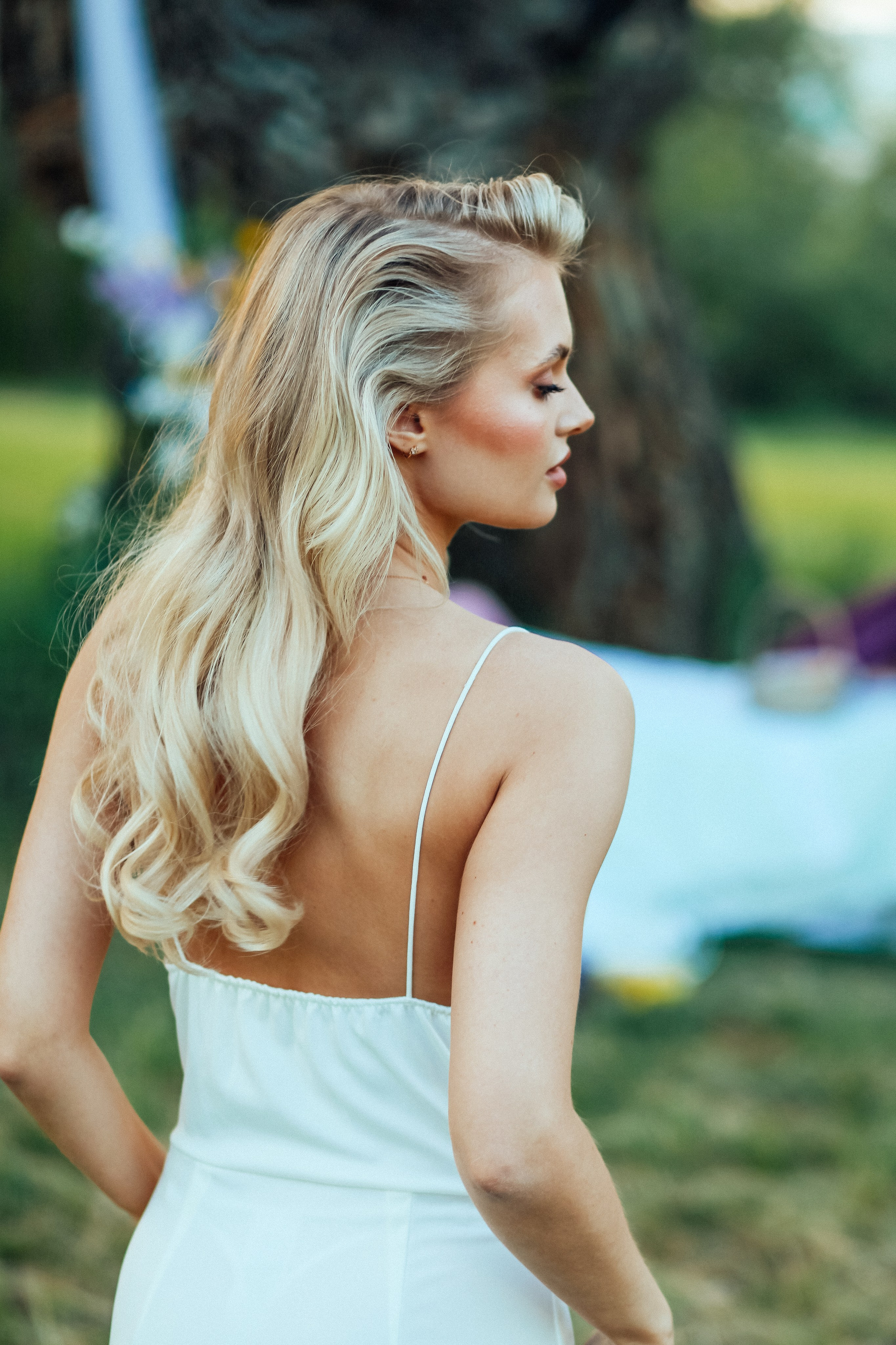 утро очень красивая невеста блондинка цветы природа лето декор дерево кровать бокал