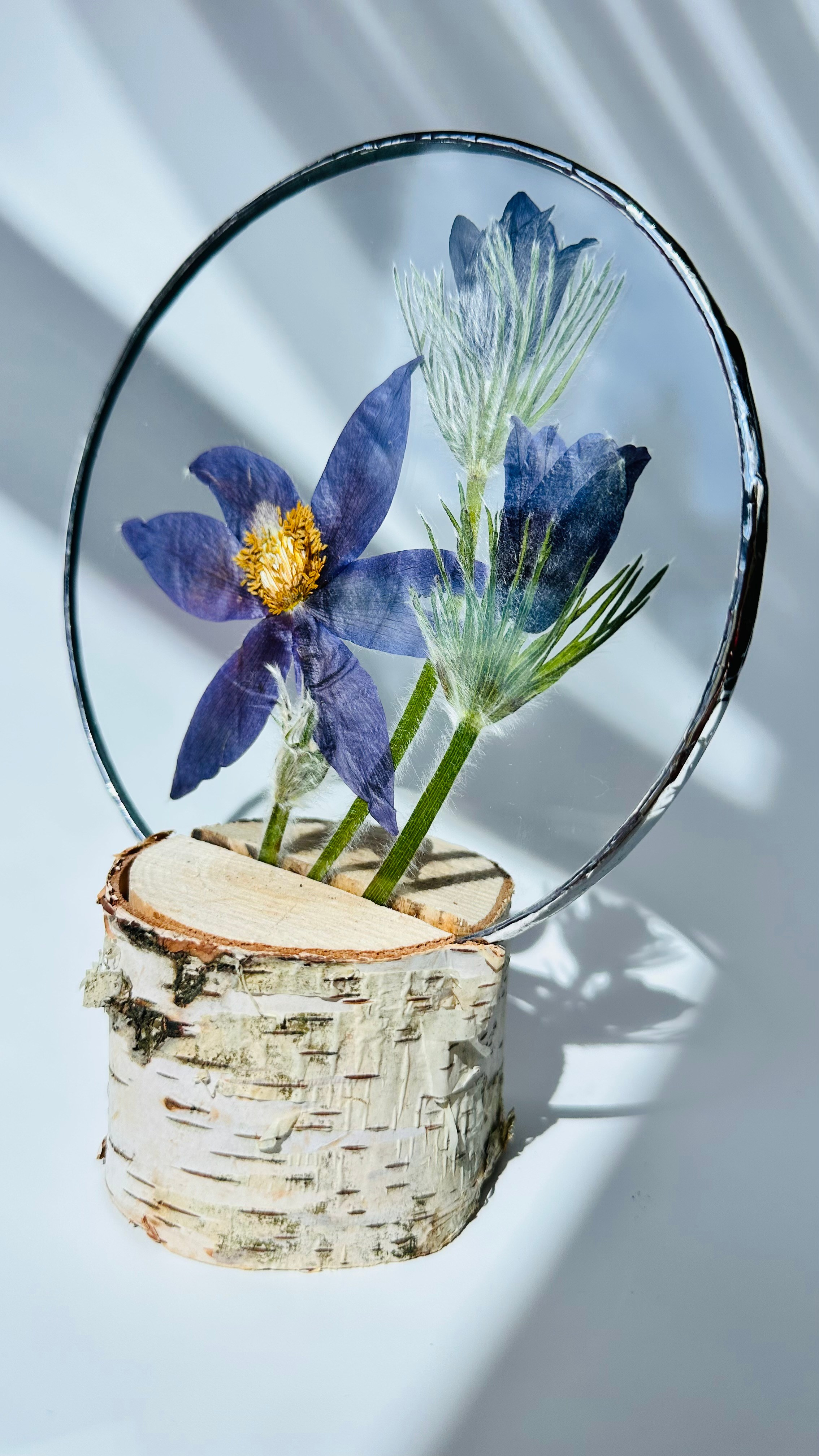 Засушенные цветы в раме витраж техника тиффани. Гербарий в стекле, интерьерные панно, витражи с сухоцветами в технике тиффани