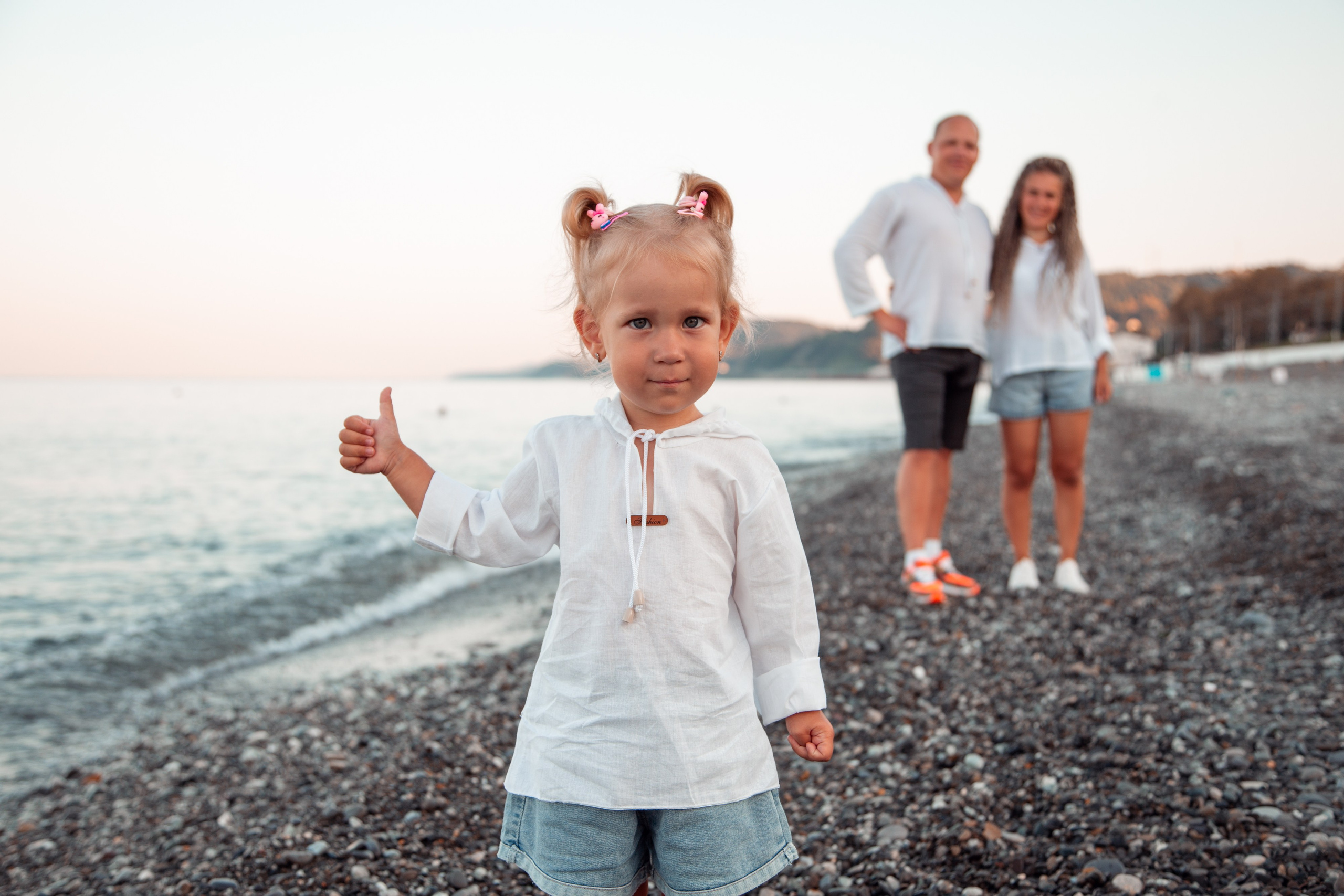 Каждый год они проводят фотосессию в именных майках у моря в Лоо. Семейный фотограф в Сочи, Лоо, Дагомысе, Вардане Кучумова Олеся