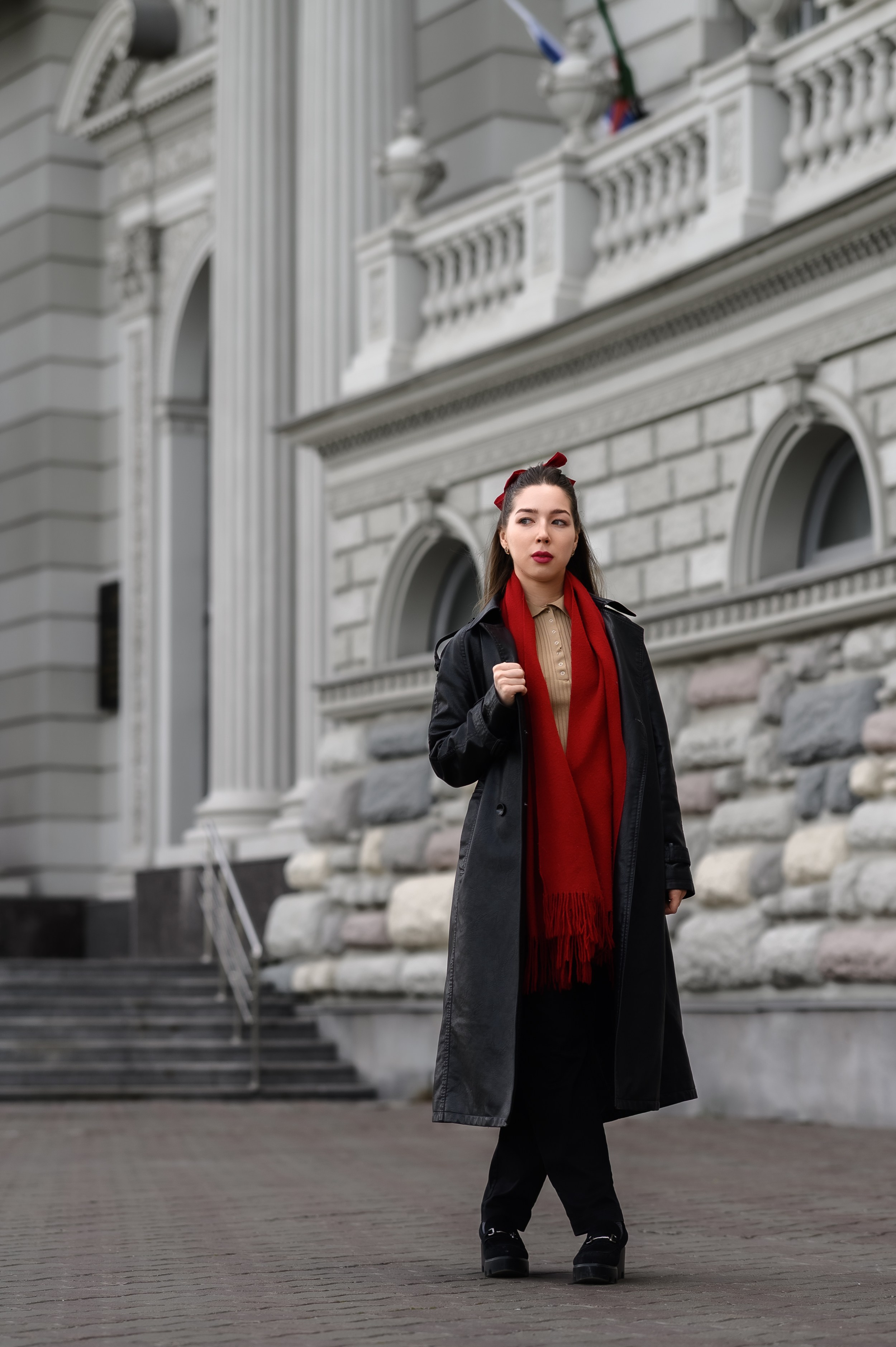 Модель у Дворца земледельцев в Казани