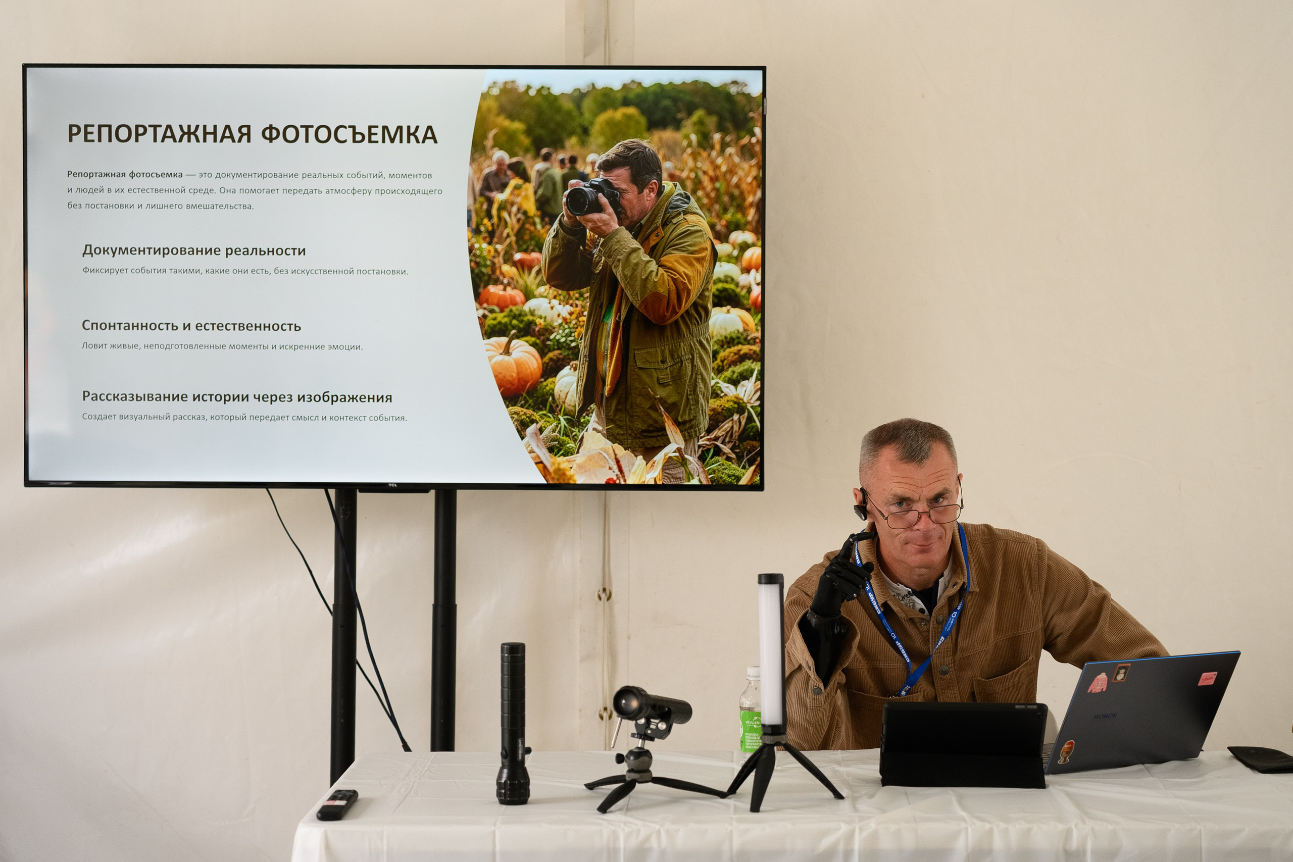 Дмитрий Верфель проводит мастер-класс по фотографии для участников фестиваля «Город открытый для всех» в Казани