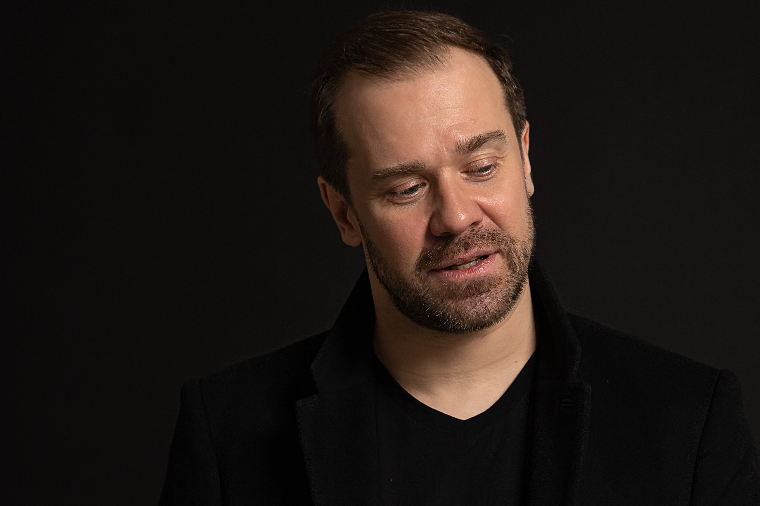 Актёрское портфолио. ФОТОГРАФ РАДОСТИ Фотосессия в студии СПб. Портретный фотограф — Юрий Торлопов