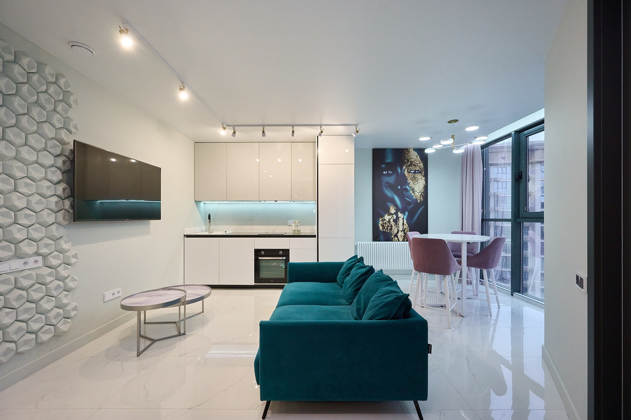 гостиная синий диван круглый стол телевизор розовые стулья