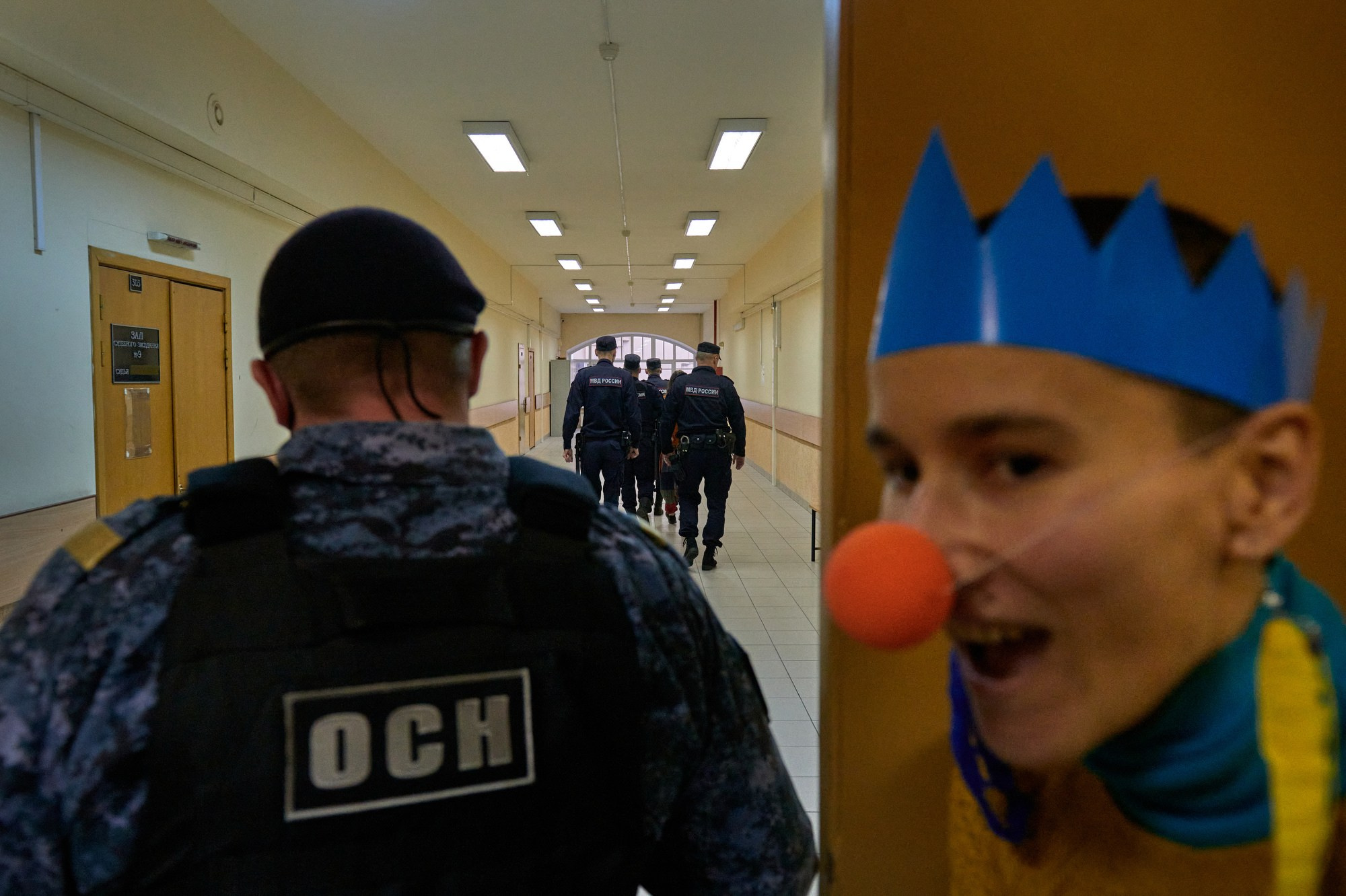 In a show of support, activist Anush Panina arrived with a festive crown and clown nose on Sasha’s birthday, which Sasha spent in court surrounded by friends, lawyers, bailiffs, and the judge. Anush wore the clown nose to symbolize that, to her, this trial was a farce.
