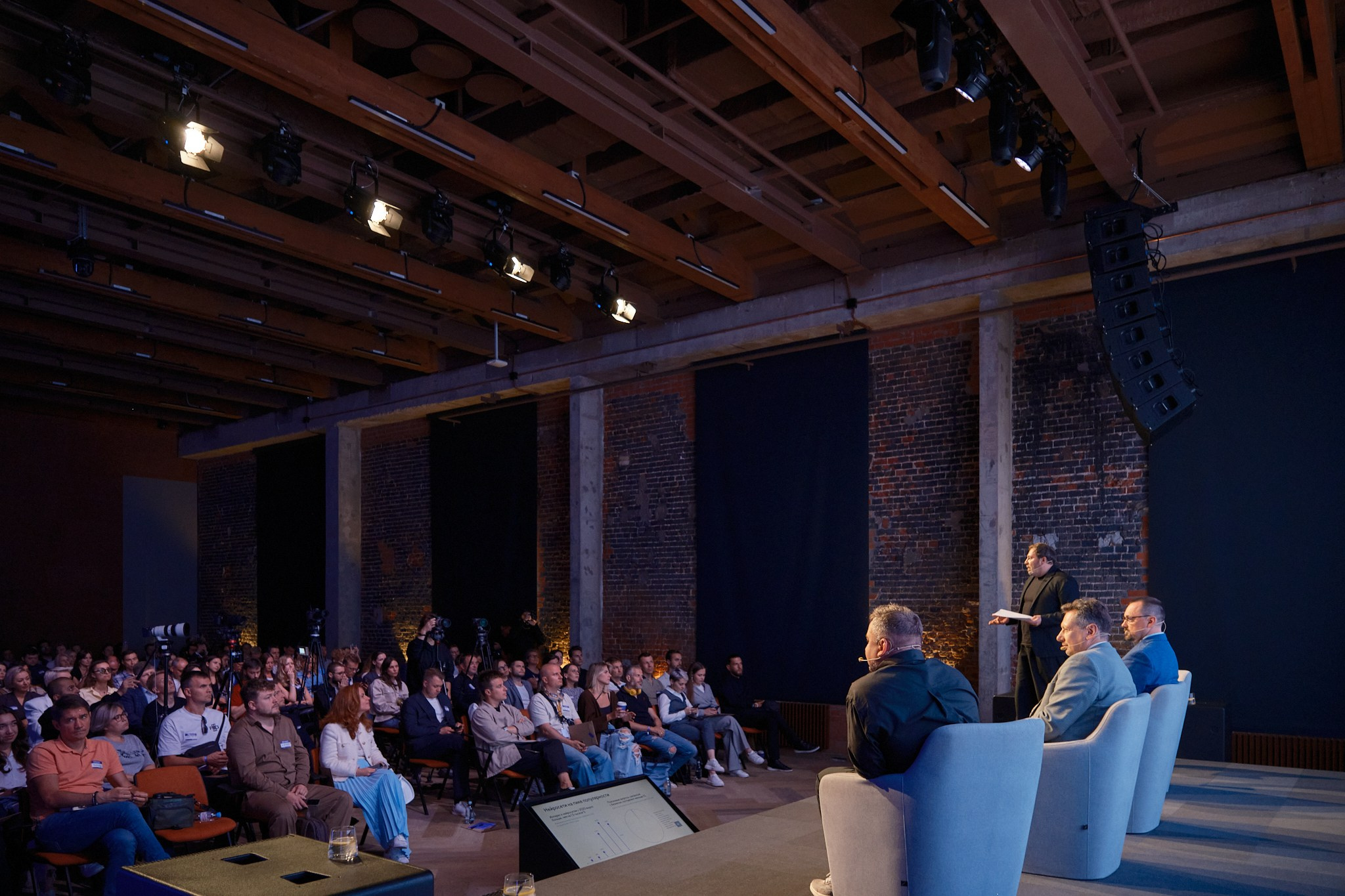 ЧТИВО х Точка Банк «ЭКОНОМИКА ВРЕМЕНИ» (©ЧТИВО). Профессиональный фотограф в Москве Павел Жданов